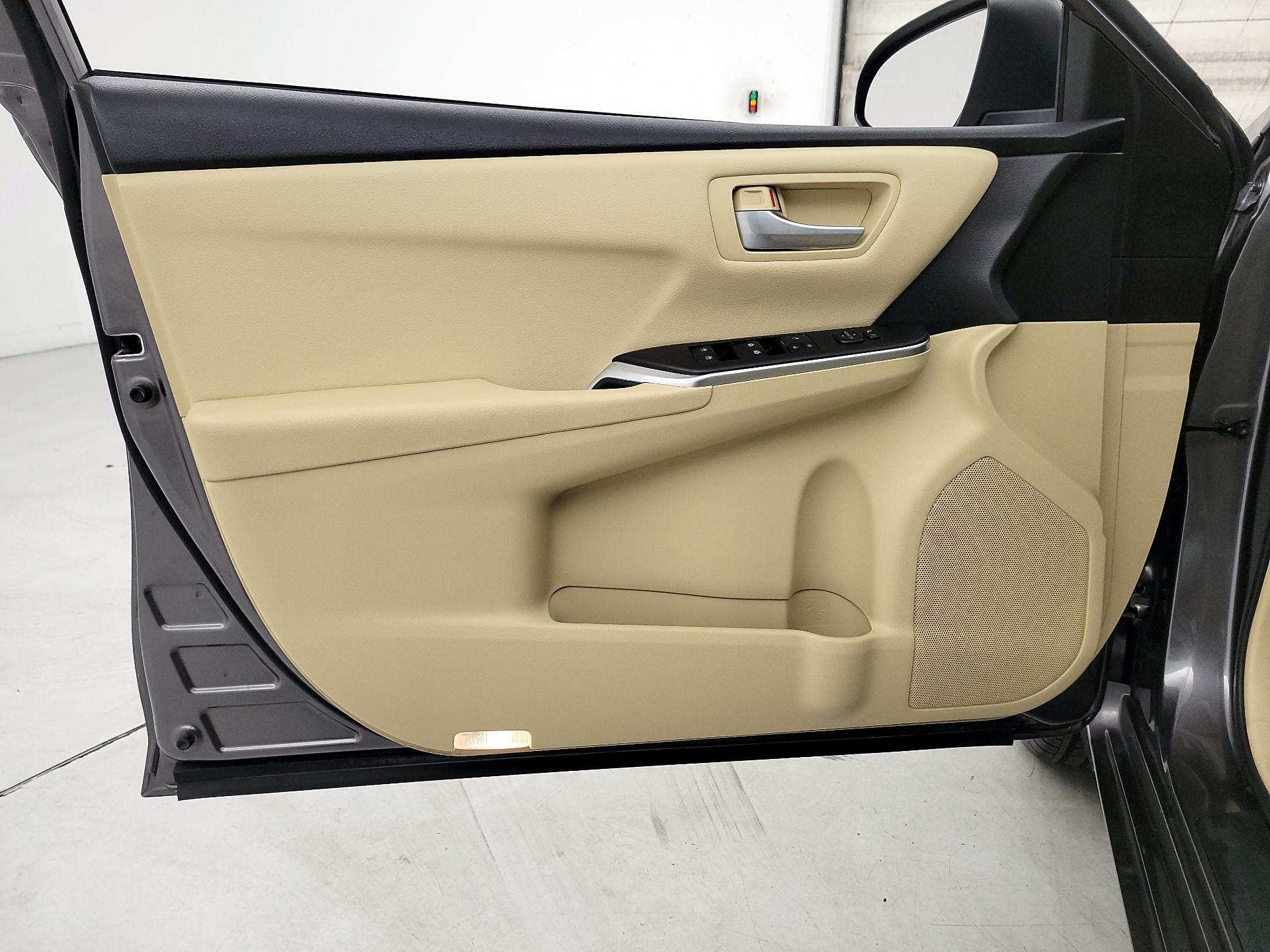 Thumbnail: 2016 Toyota Camry - 12