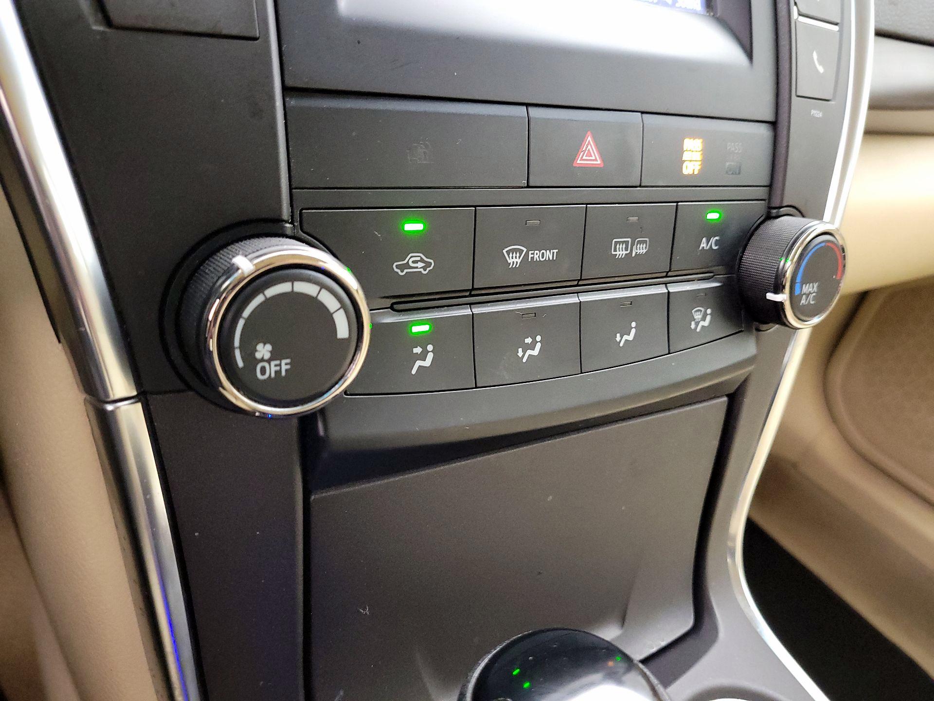 Thumbnail: 2016 Toyota Camry - 16