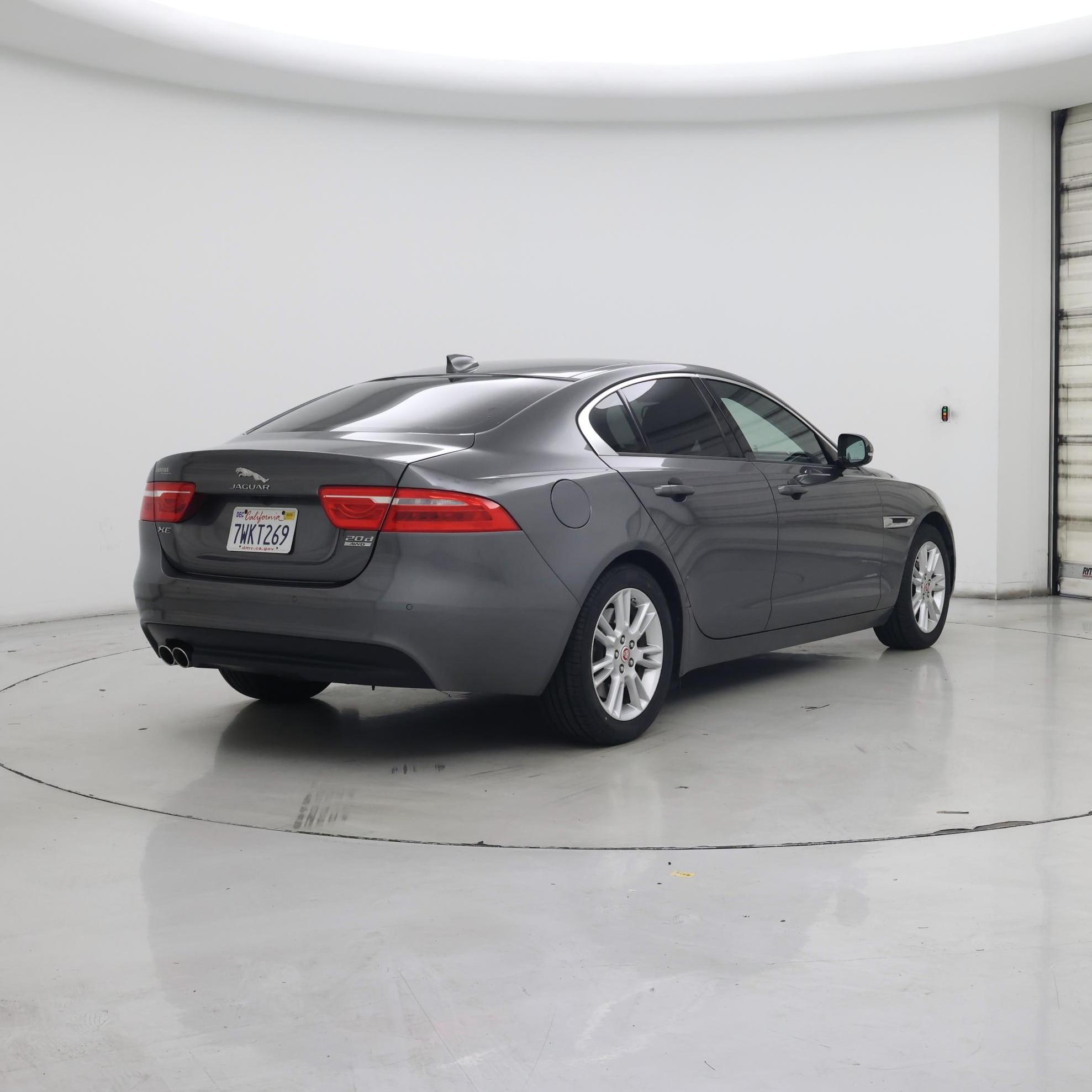 Thumbnail: 2017 Jaguar XE - 8