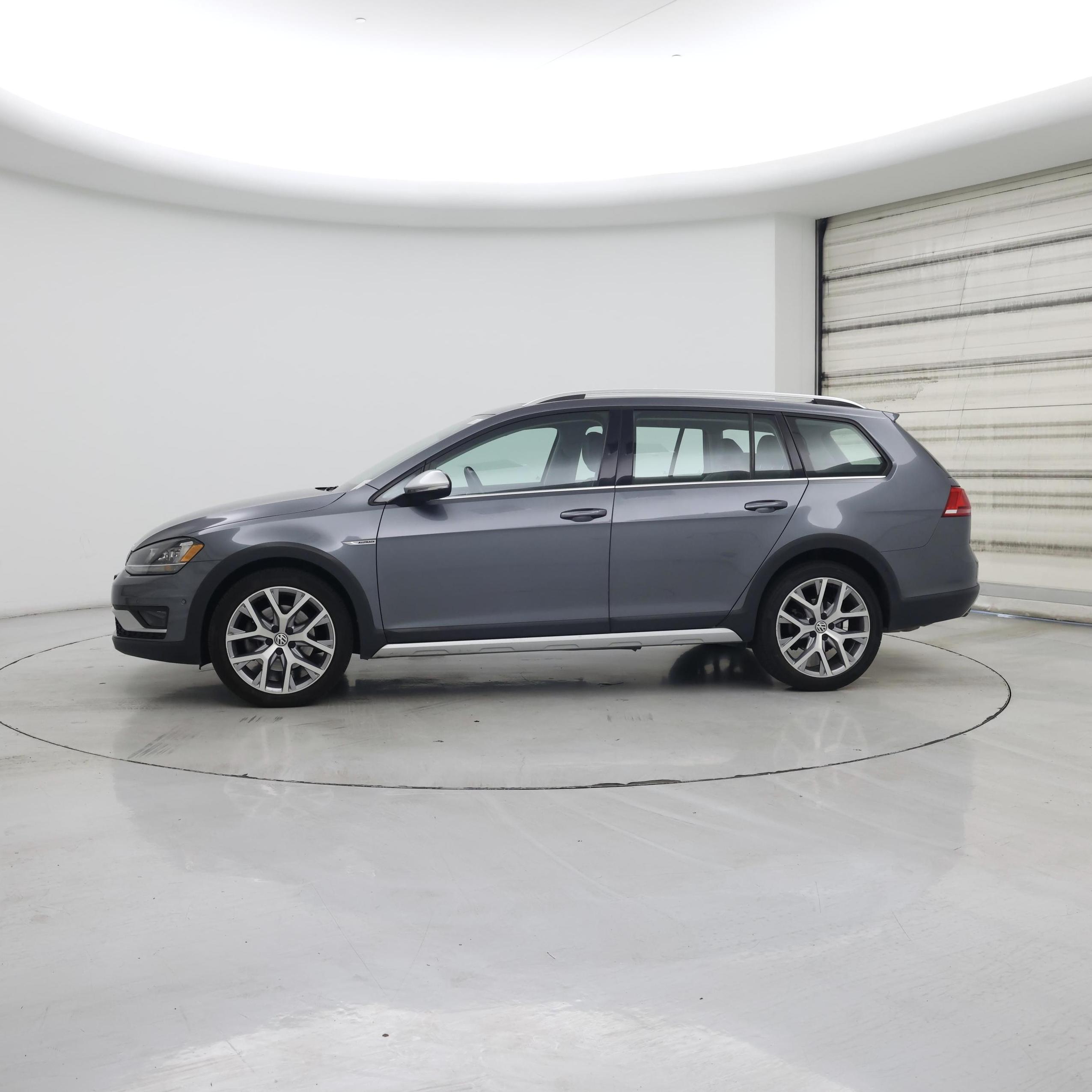 Thumbnail: 2017 Volkswagen Golf - 3