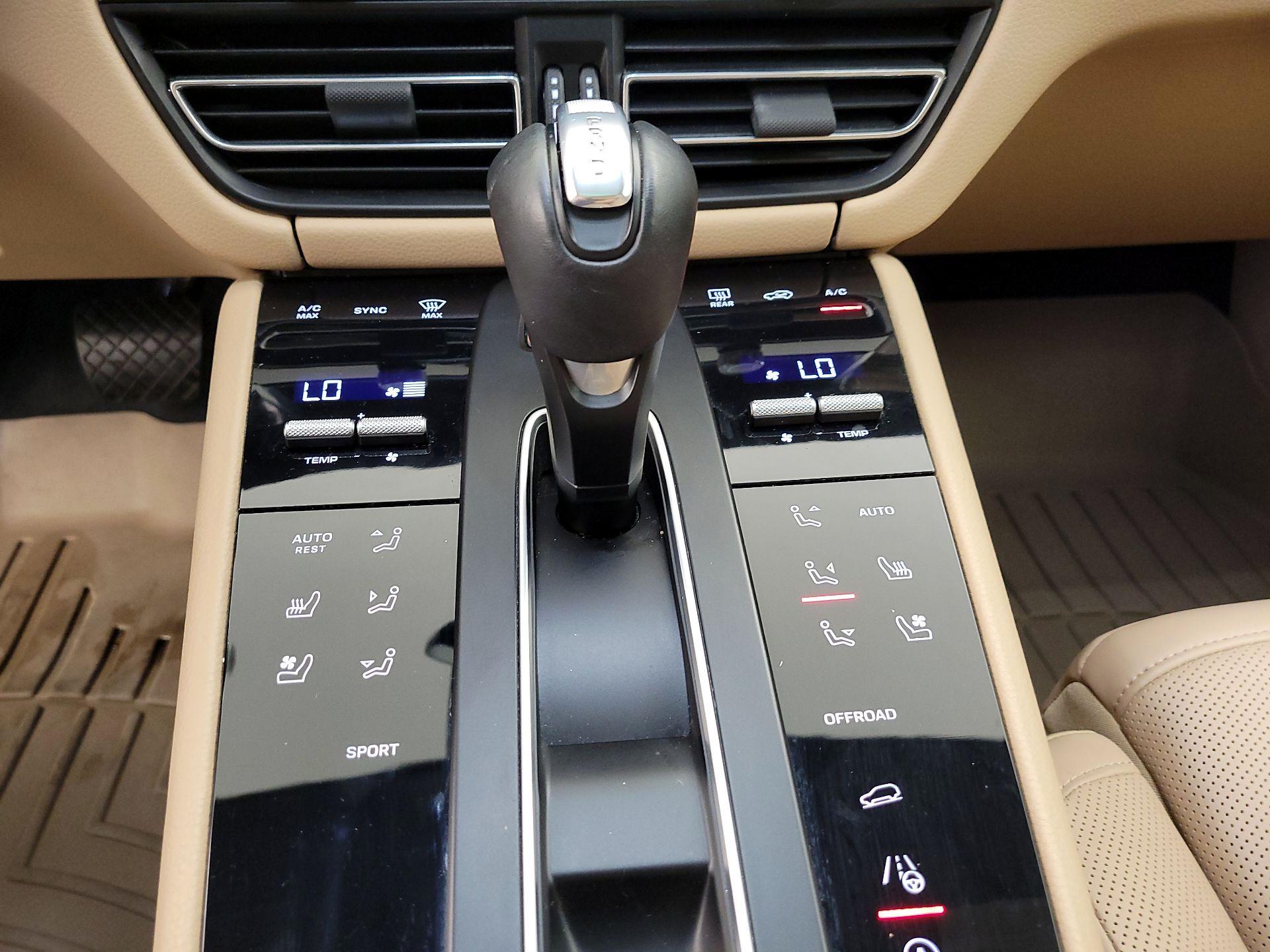 Thumbnail: 2023 Porsche Macan - 18
