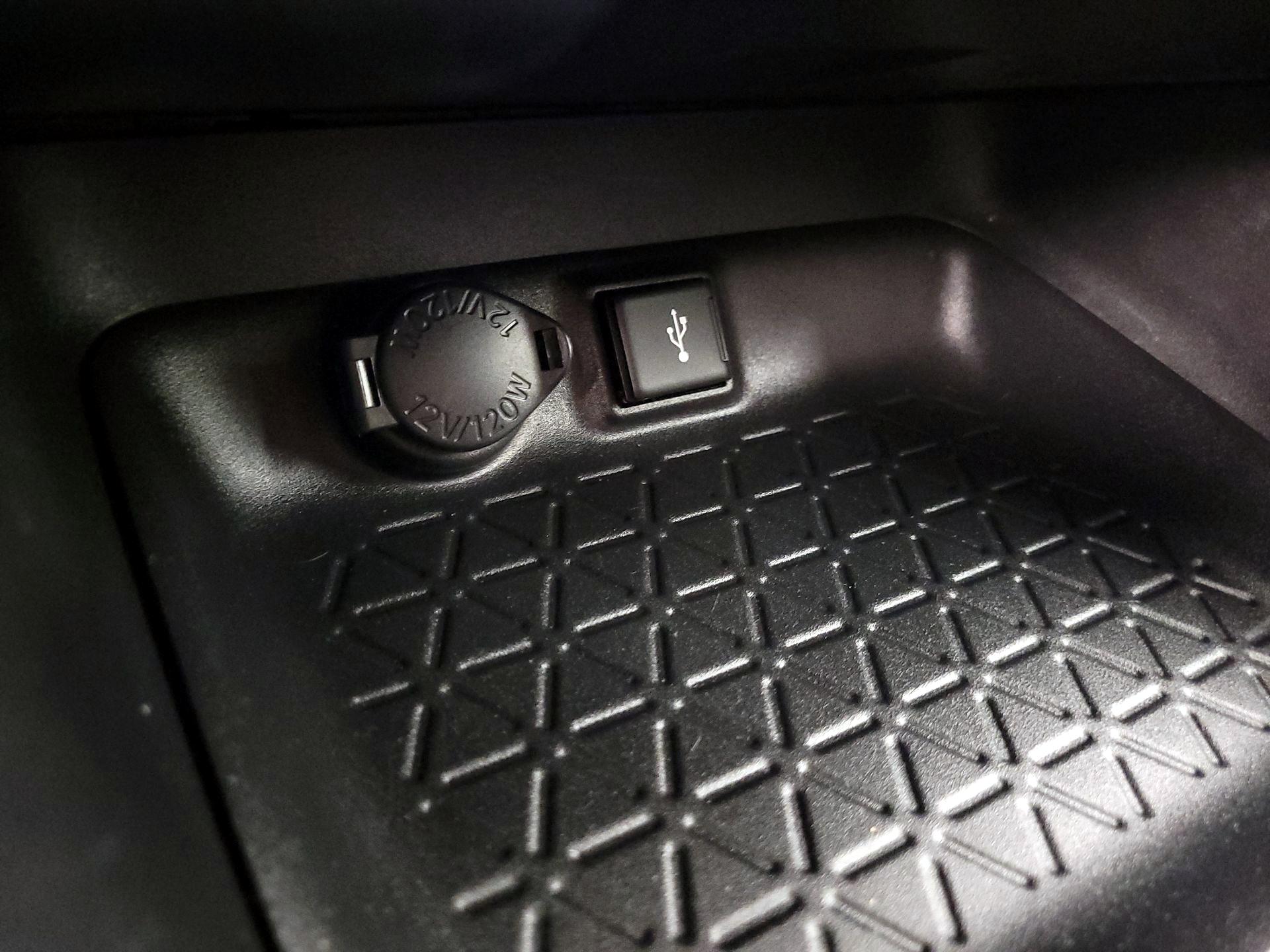 Thumbnail: 2022 Toyota RAV4 - 19
