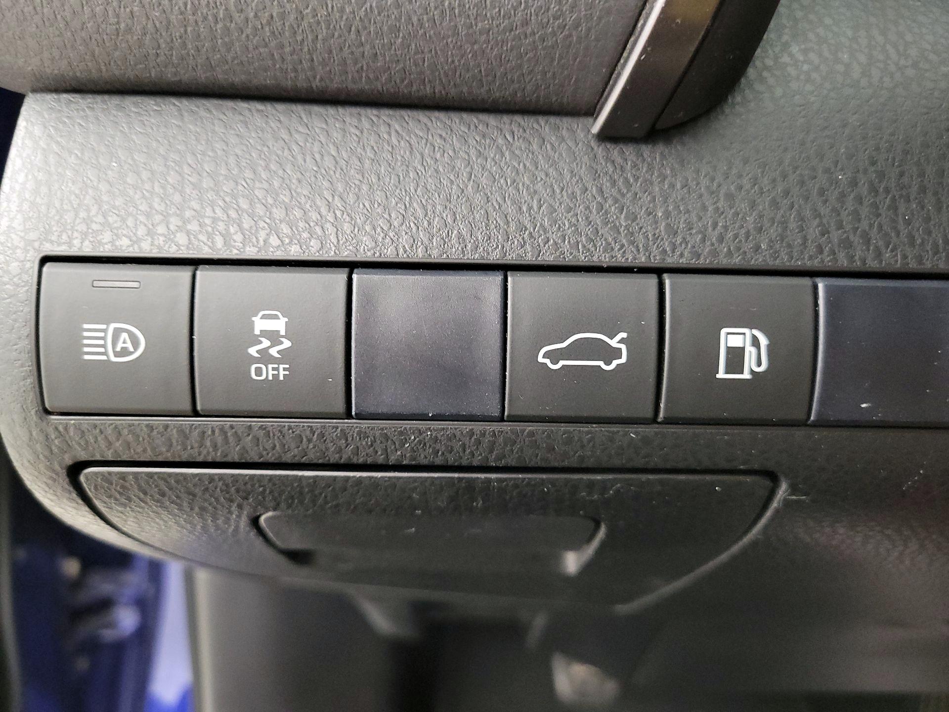 Thumbnail: 2018 Toyota Camry - 13