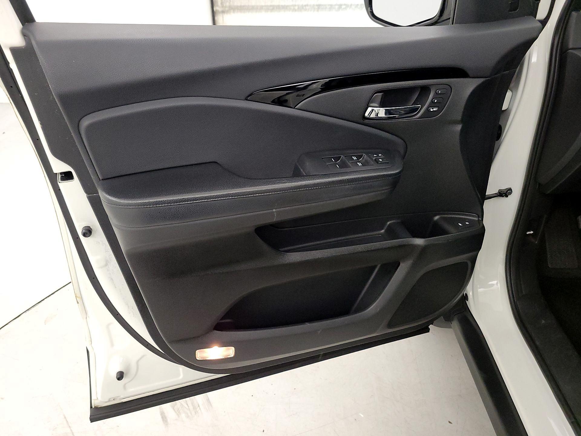 Thumbnail: 2017 Honda Pilot - 12