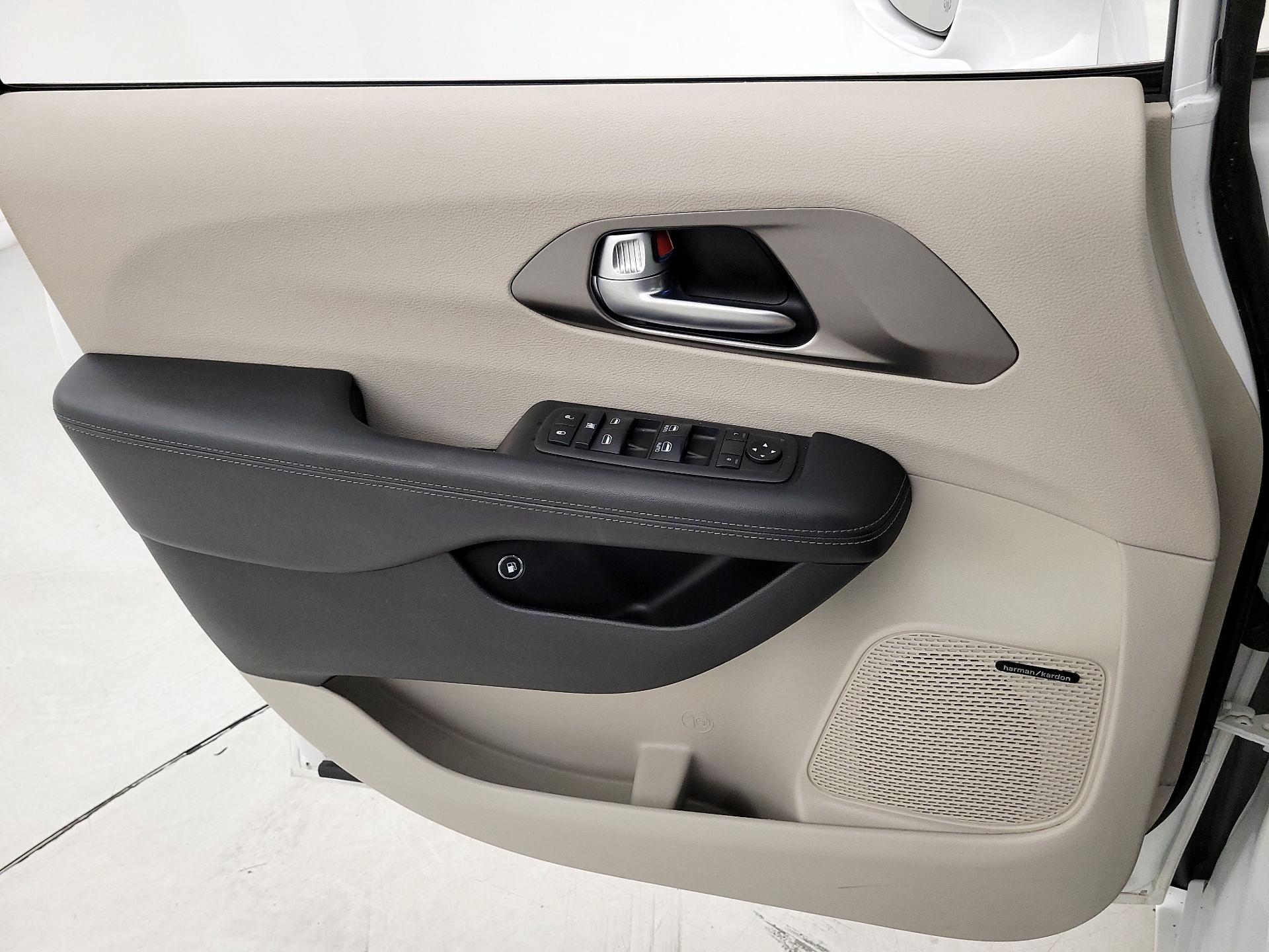 Thumbnail: 2018 Chrysler Pacifica - 12