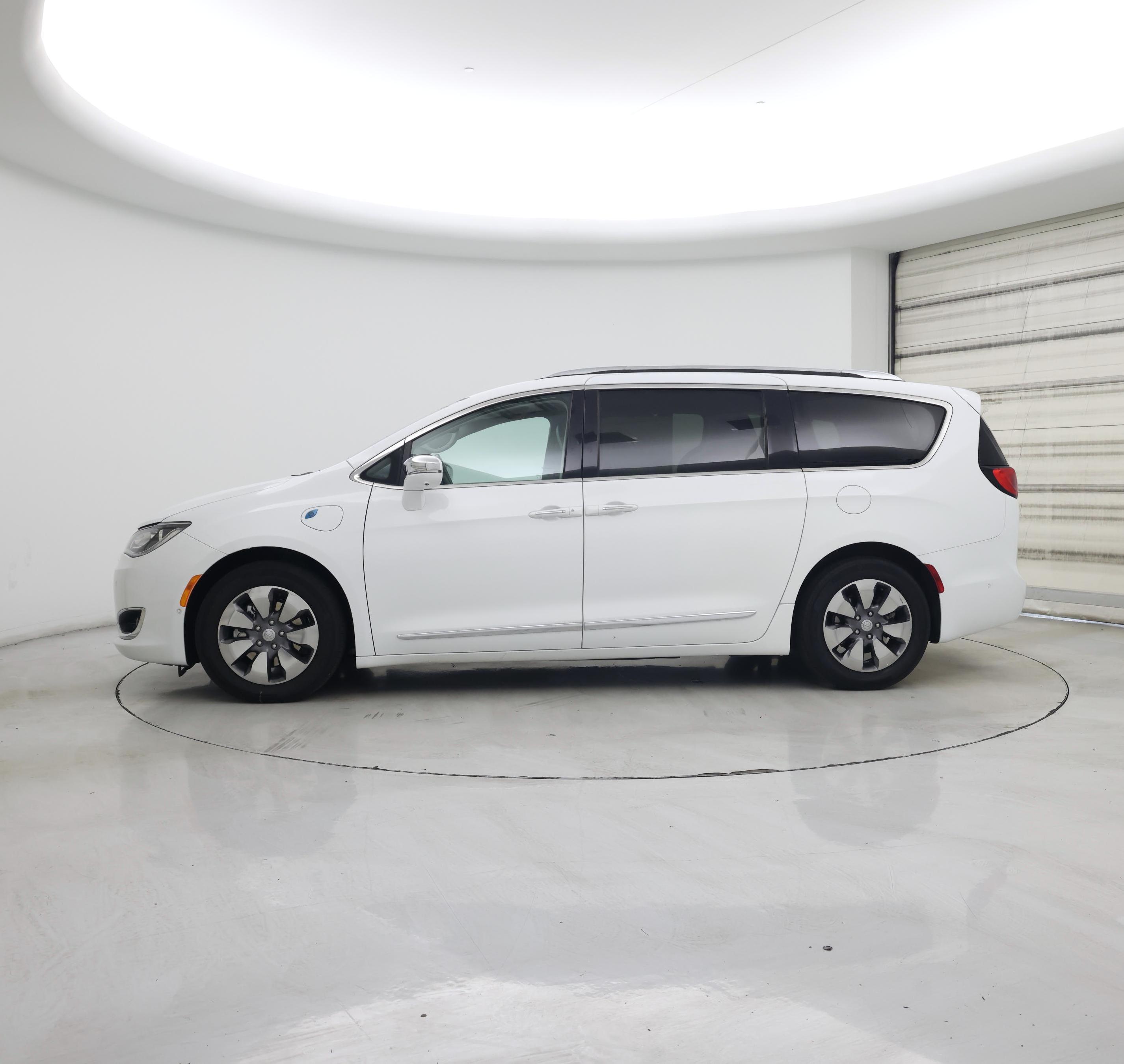 Thumbnail: 2018 Chrysler Pacifica - 3