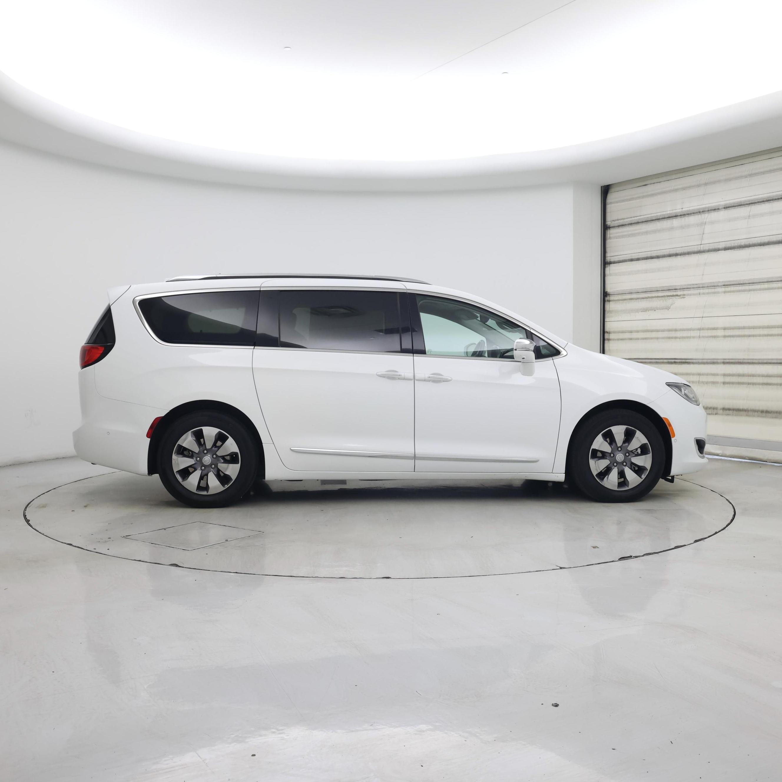 Thumbnail: 2018 Chrysler Pacifica - 7