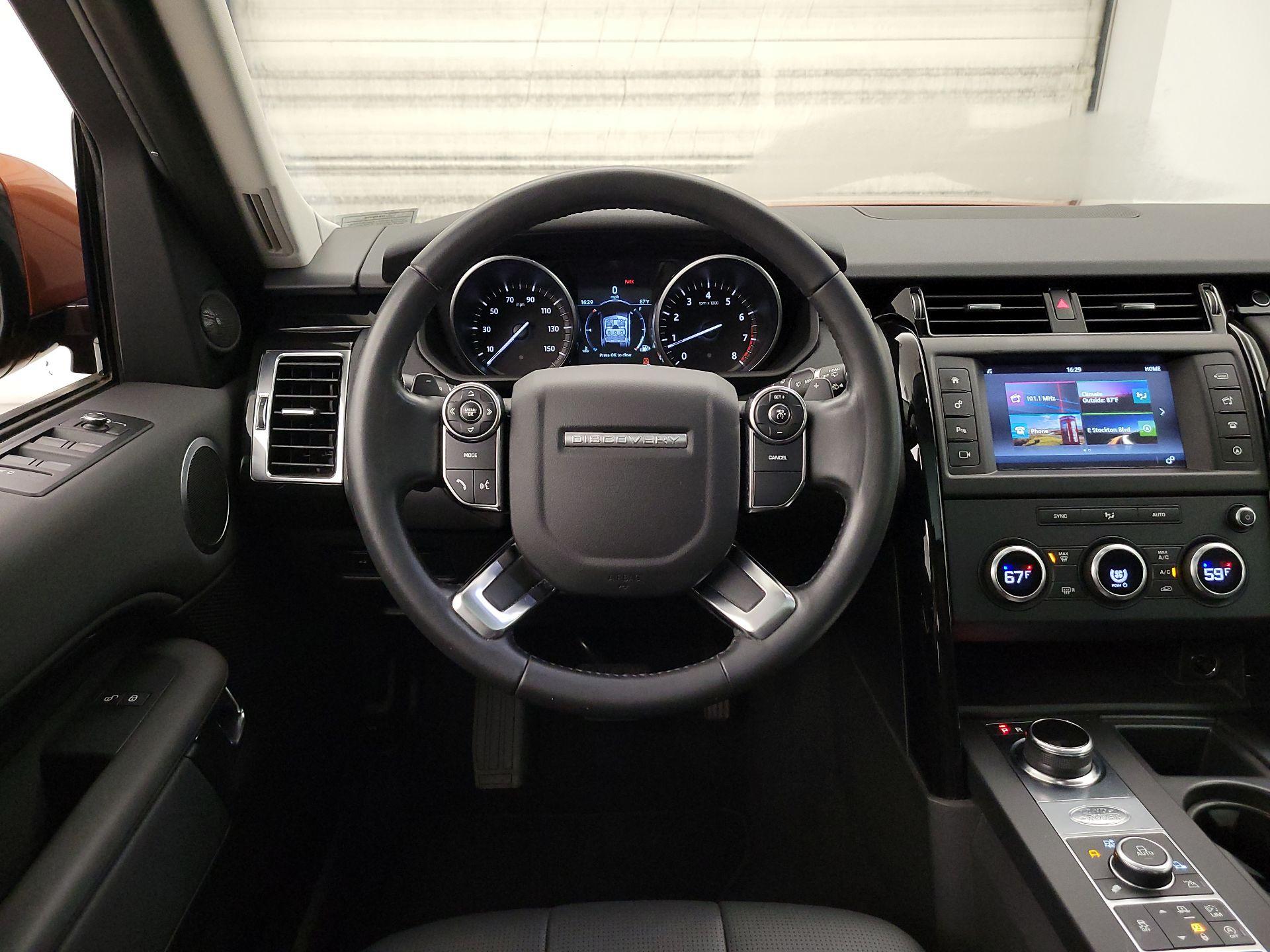 Thumbnail: 2017 Land Rover Discovery - 10