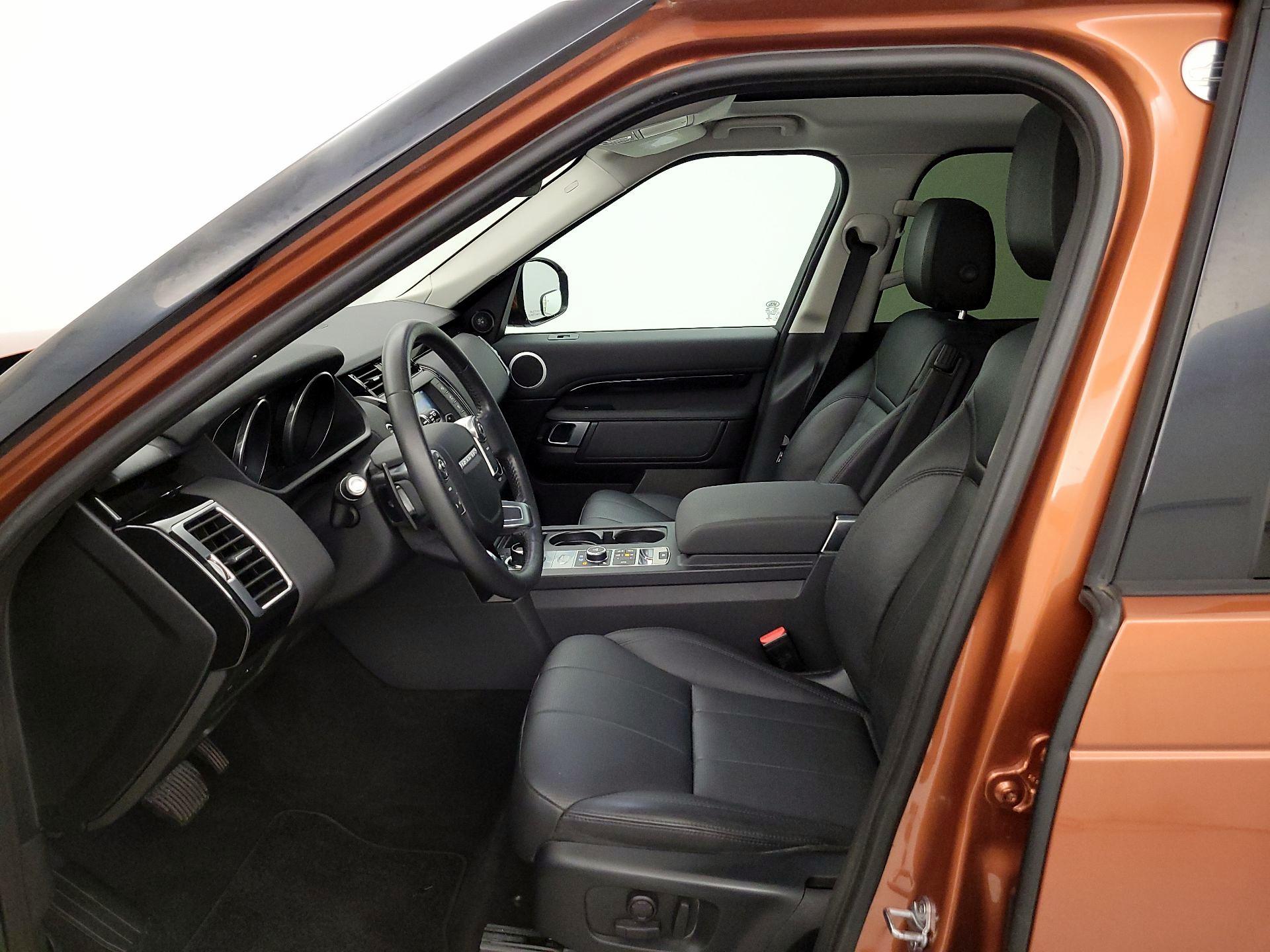 Thumbnail: 2017 Land Rover Discovery - 11