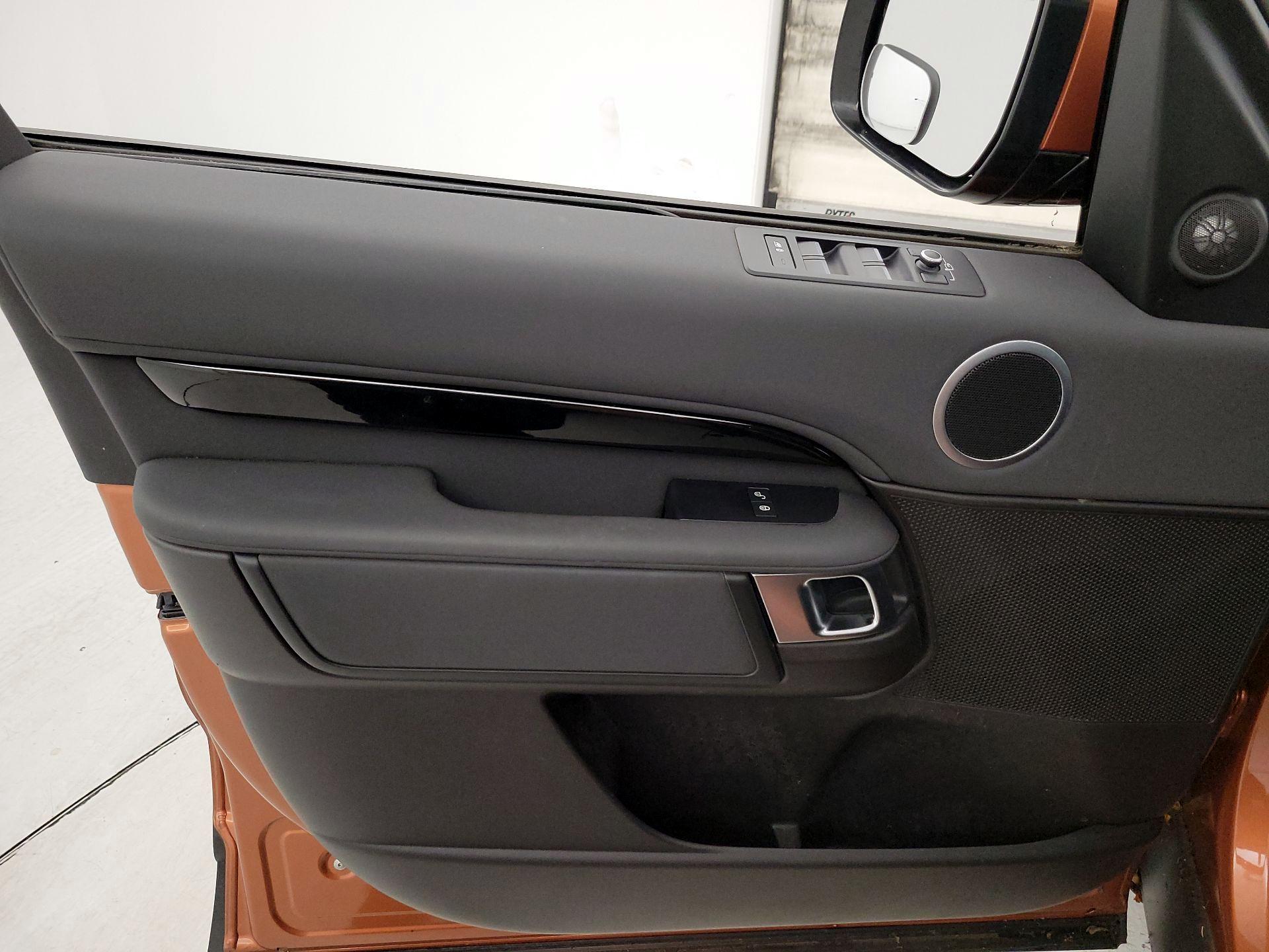 Thumbnail: 2017 Land Rover Discovery - 12