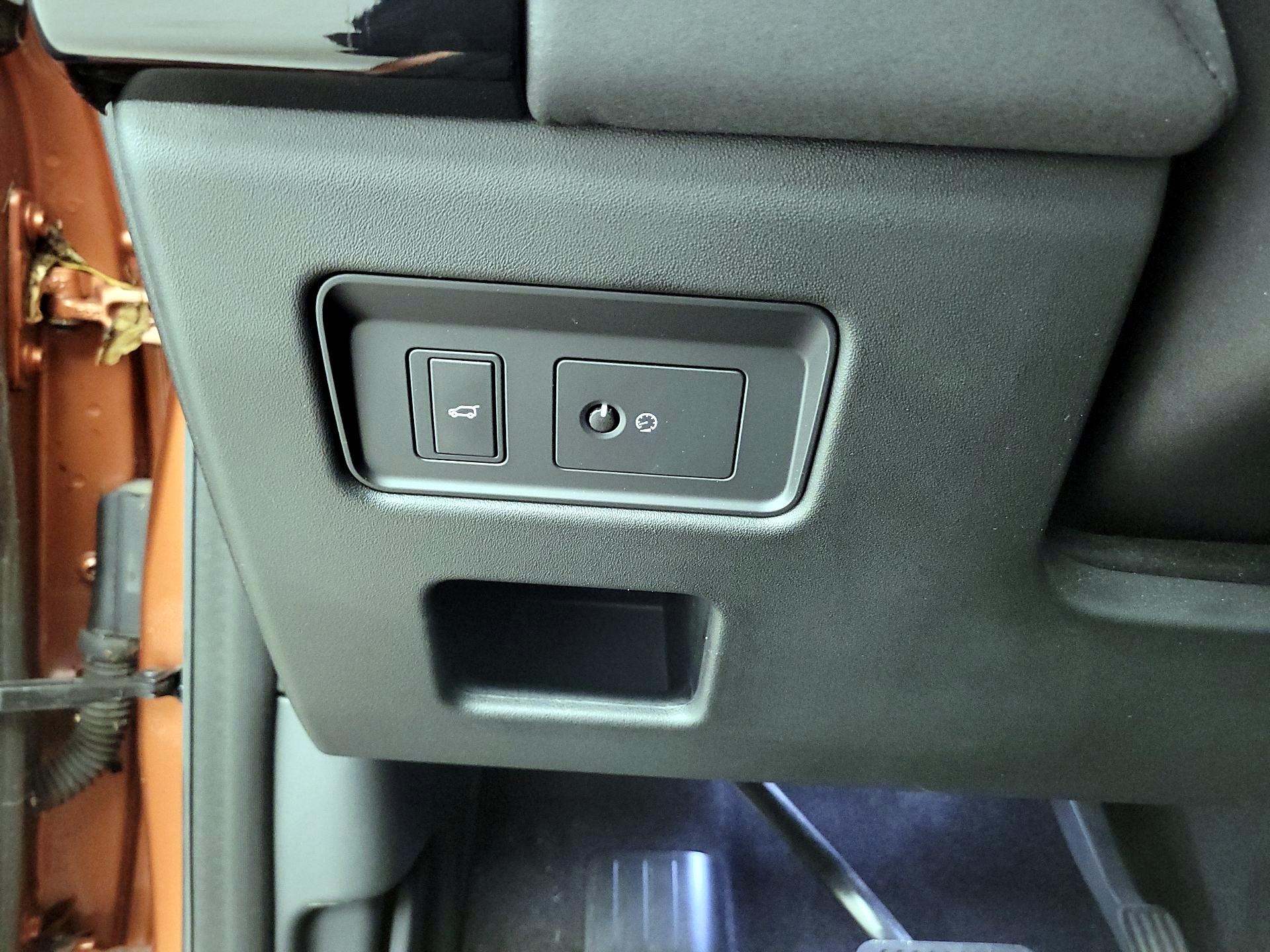 Thumbnail: 2017 Land Rover Discovery - 13