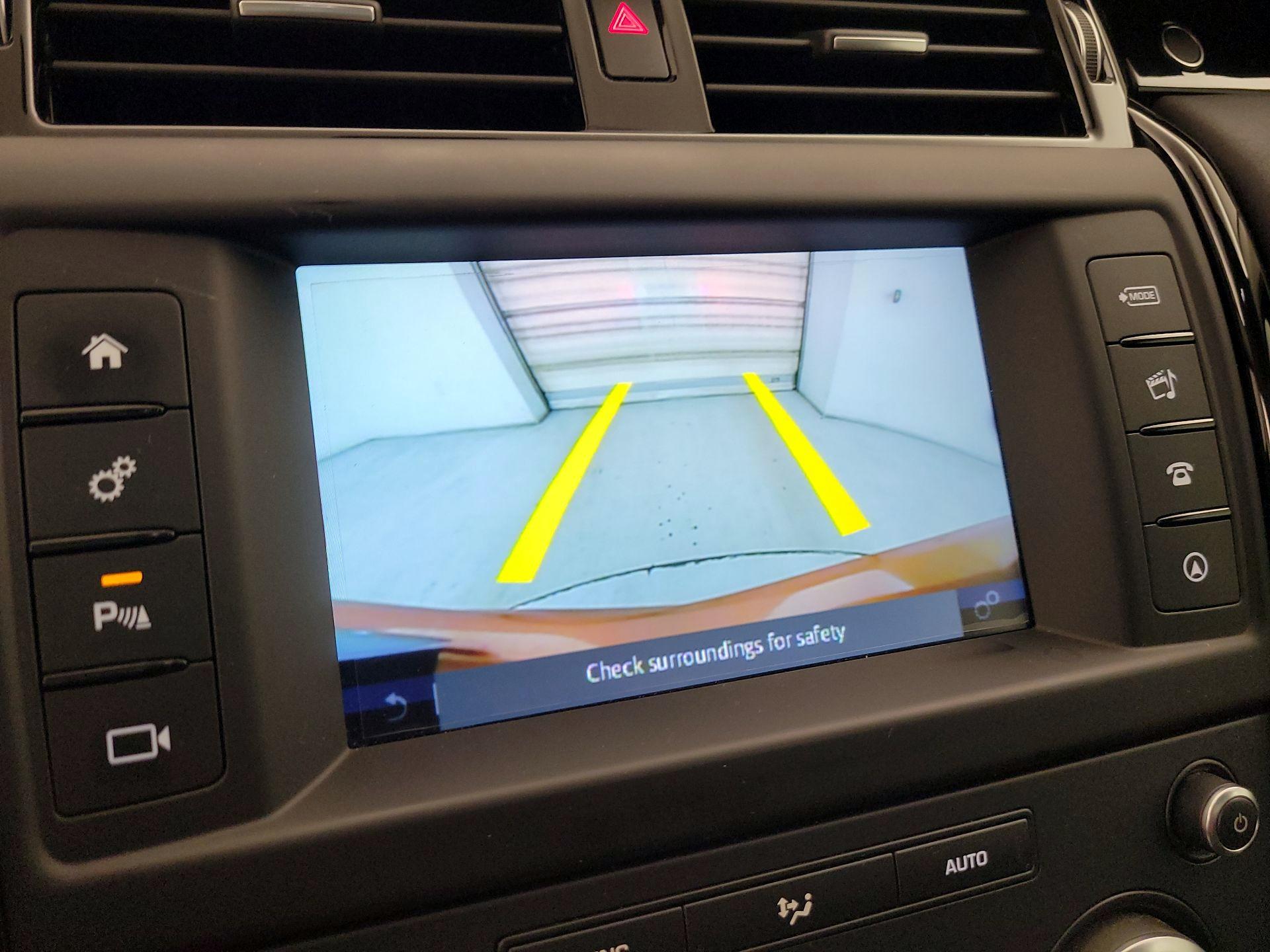 Thumbnail: 2017 Land Rover Discovery - 15