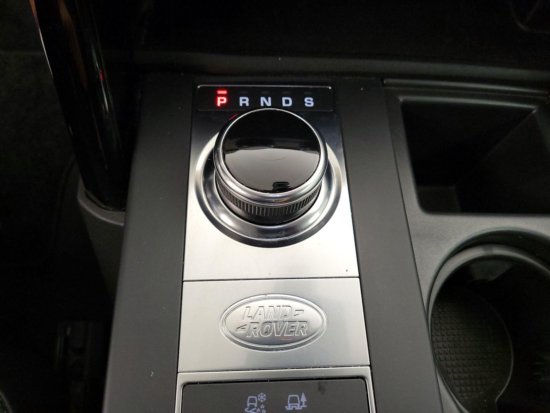 Thumbnail: 2017 Land Rover Discovery - 18