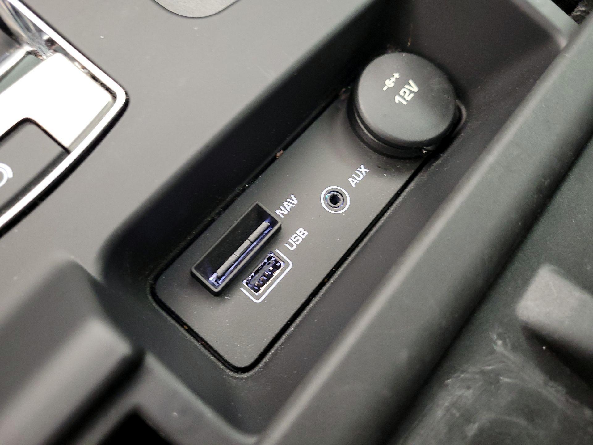 Thumbnail: 2017 Land Rover Discovery - 19