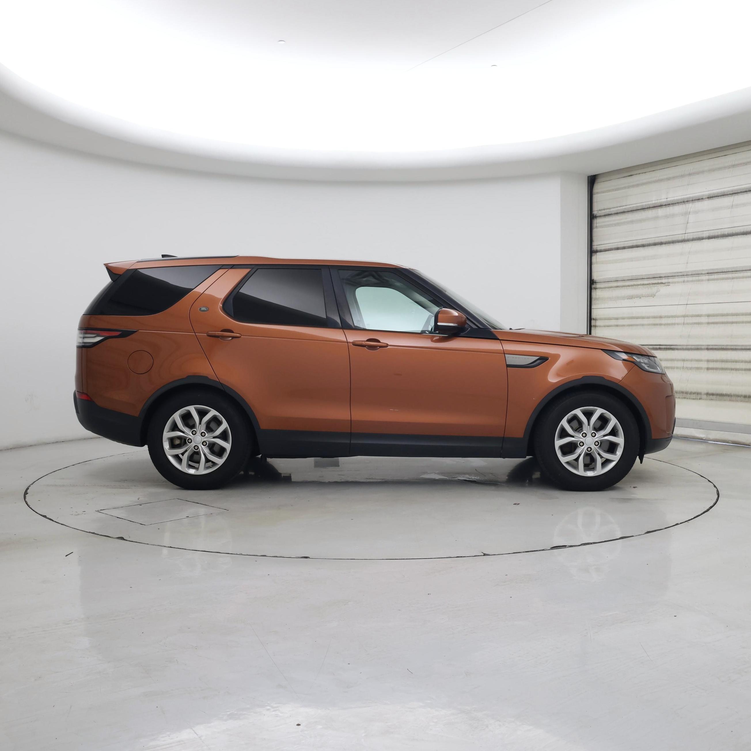 Thumbnail: 2017 Land Rover Discovery - 7