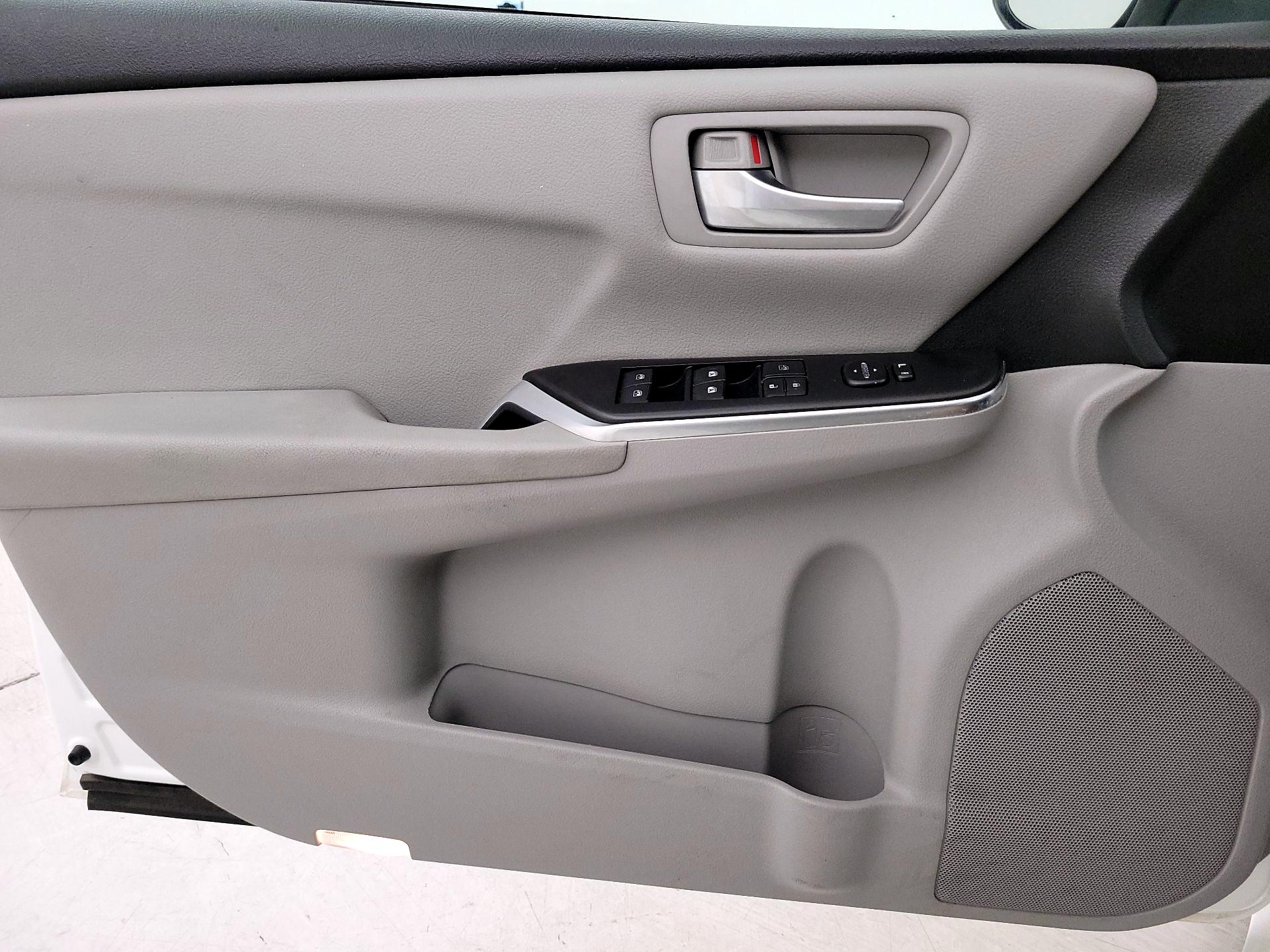 Thumbnail: 2016 Toyota Camry - 12