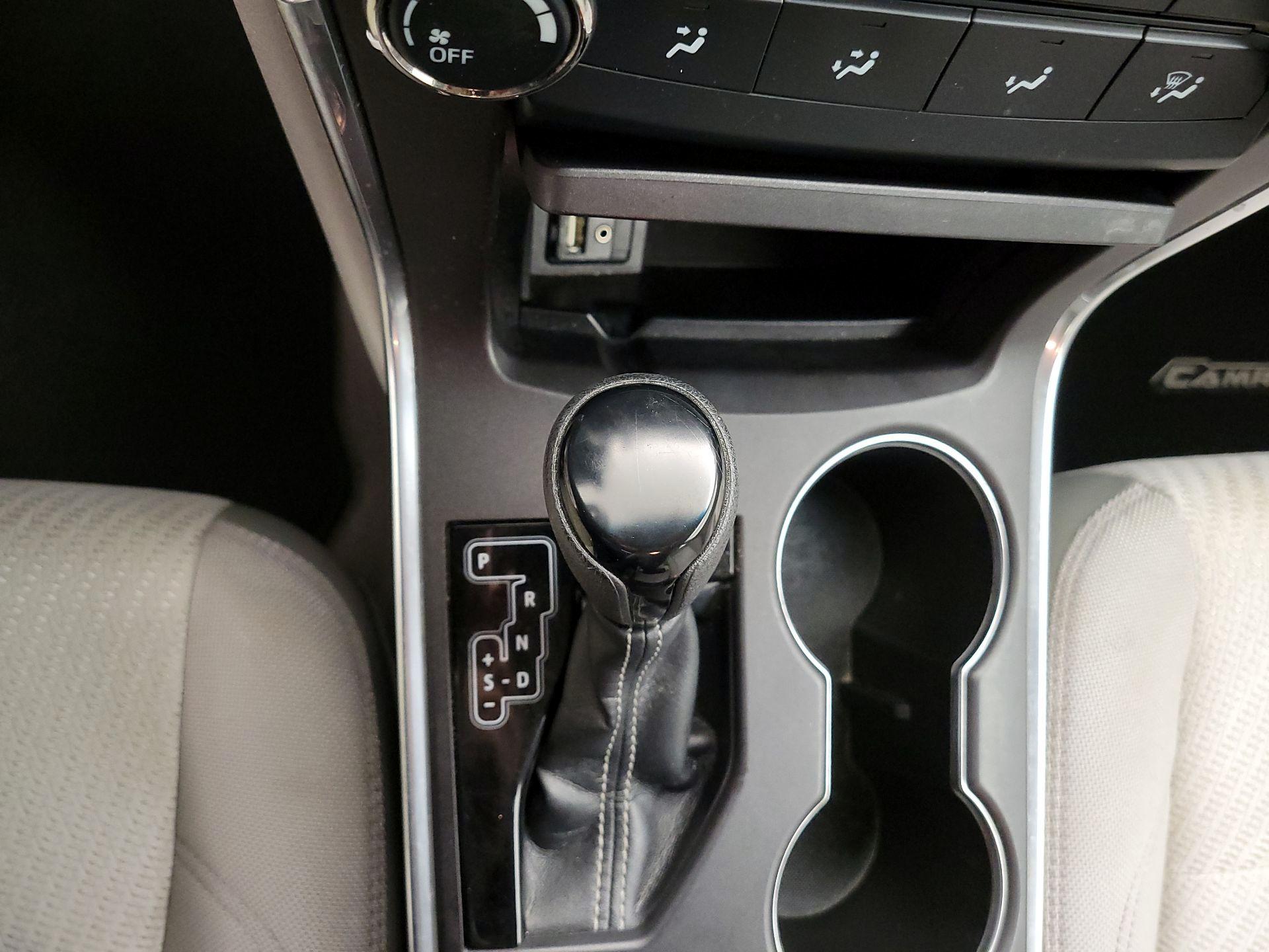 Thumbnail: 2016 Toyota Camry - 17