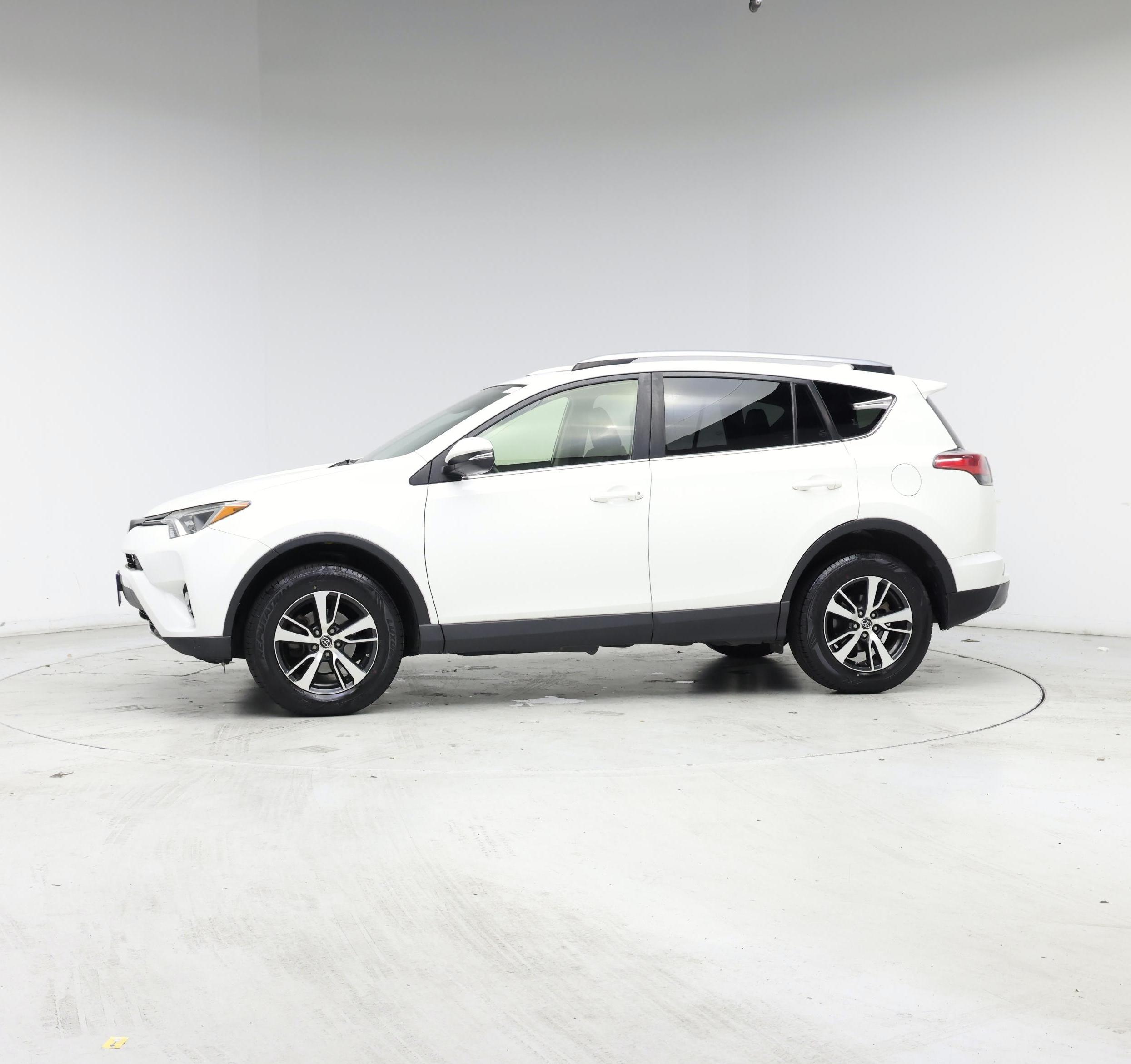 Thumbnail: 2018 Toyota RAV4 - 3