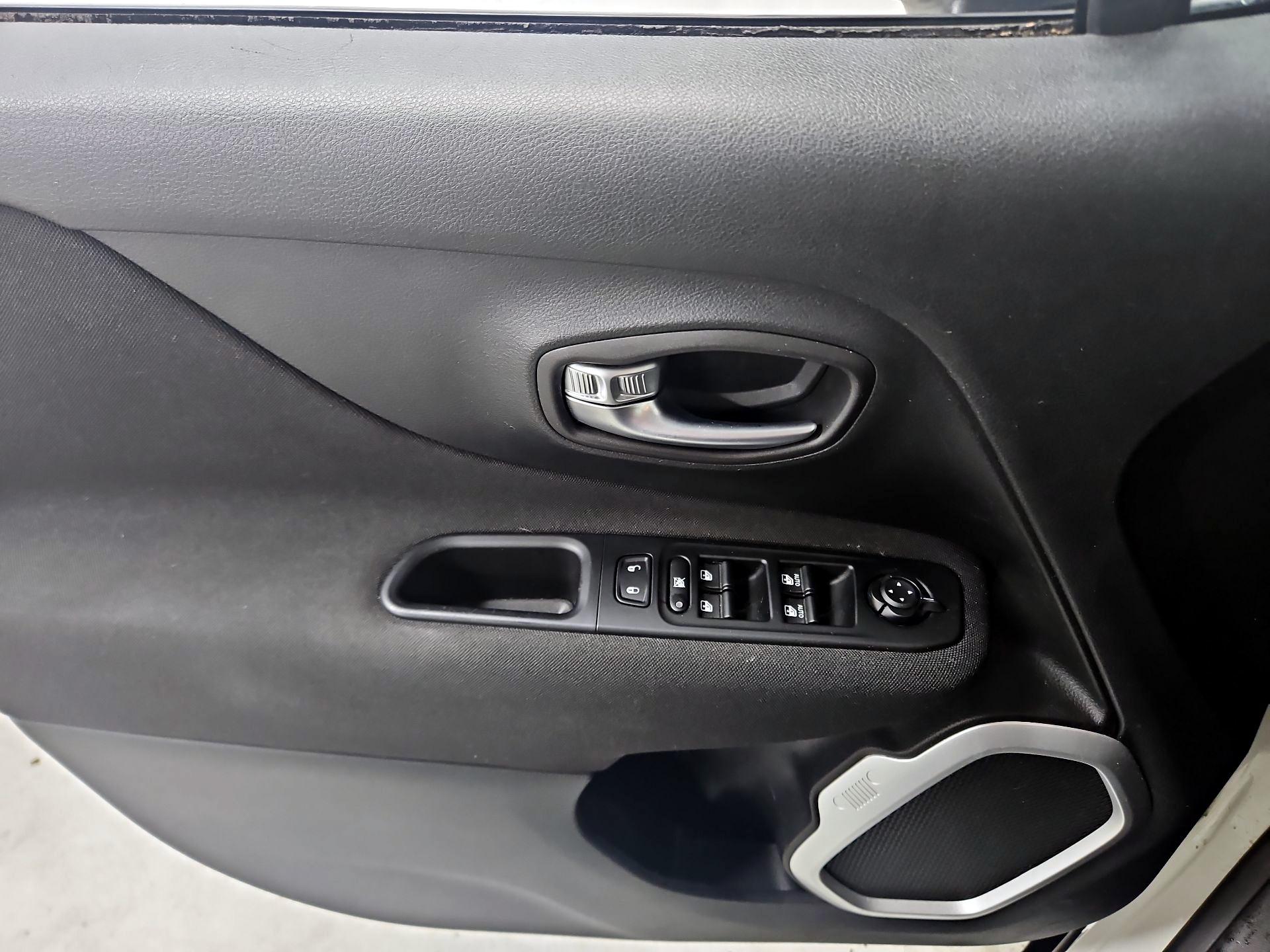 Thumbnail: 2019 Jeep Renegade - 12