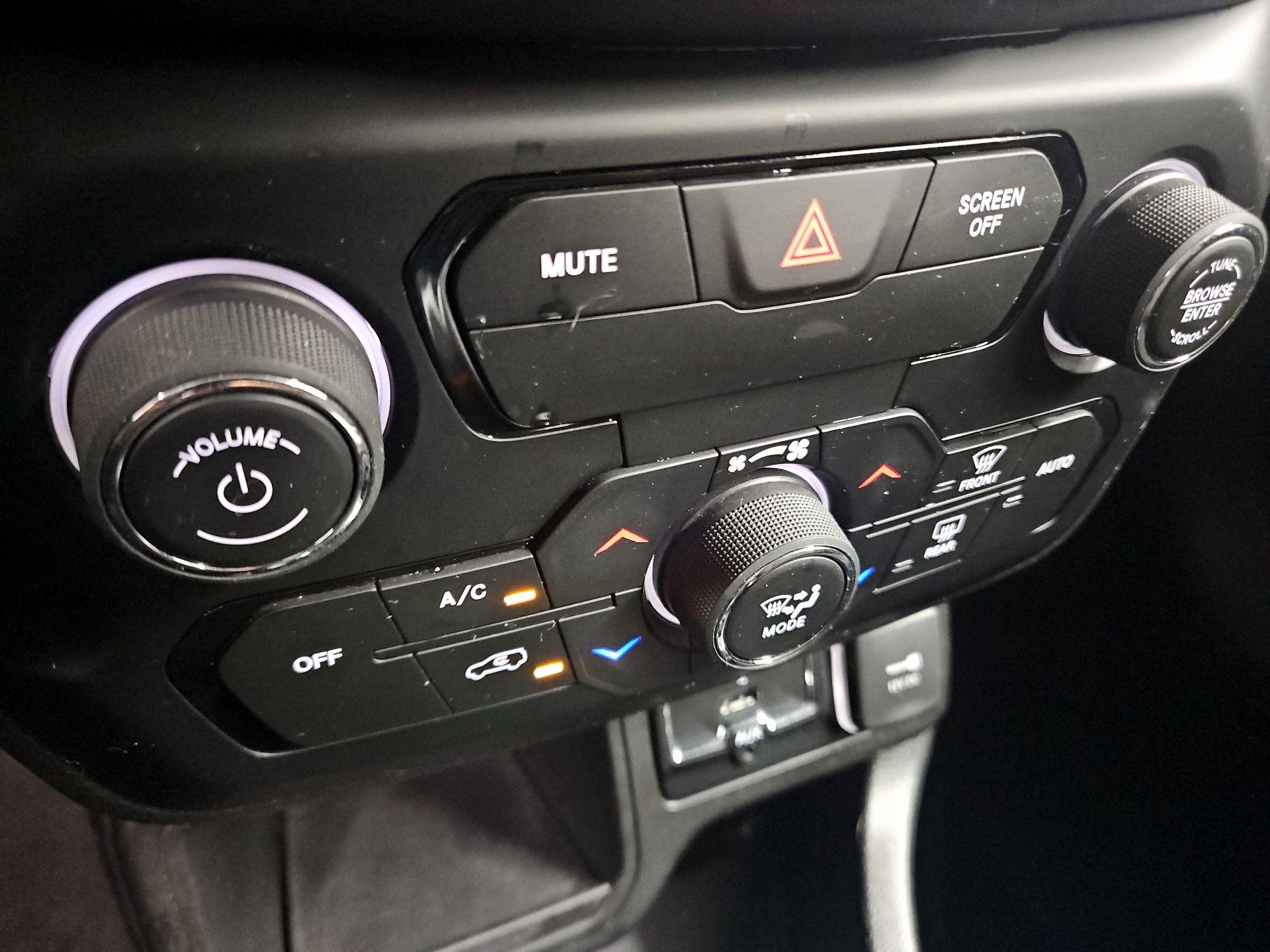 Thumbnail: 2019 Jeep Renegade - 17