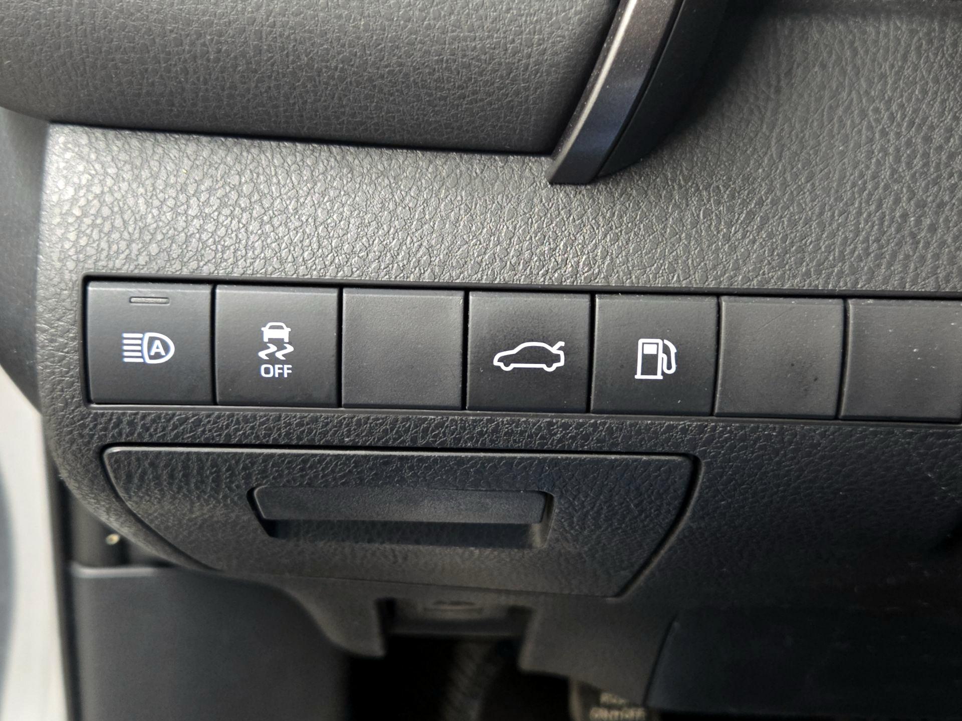 Thumbnail: 2018 Toyota Camry - 13