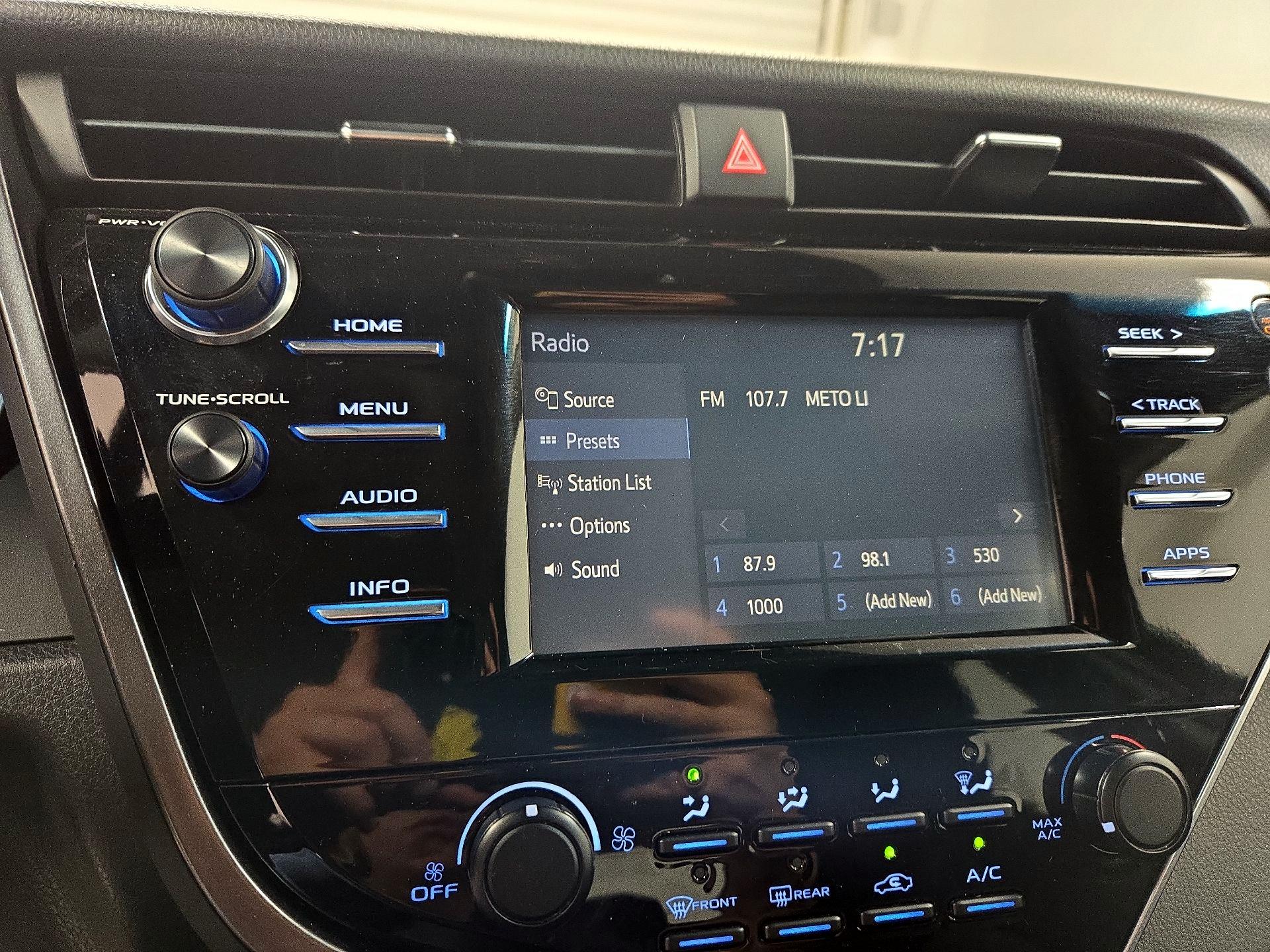 Thumbnail: 2018 Toyota Camry - 15