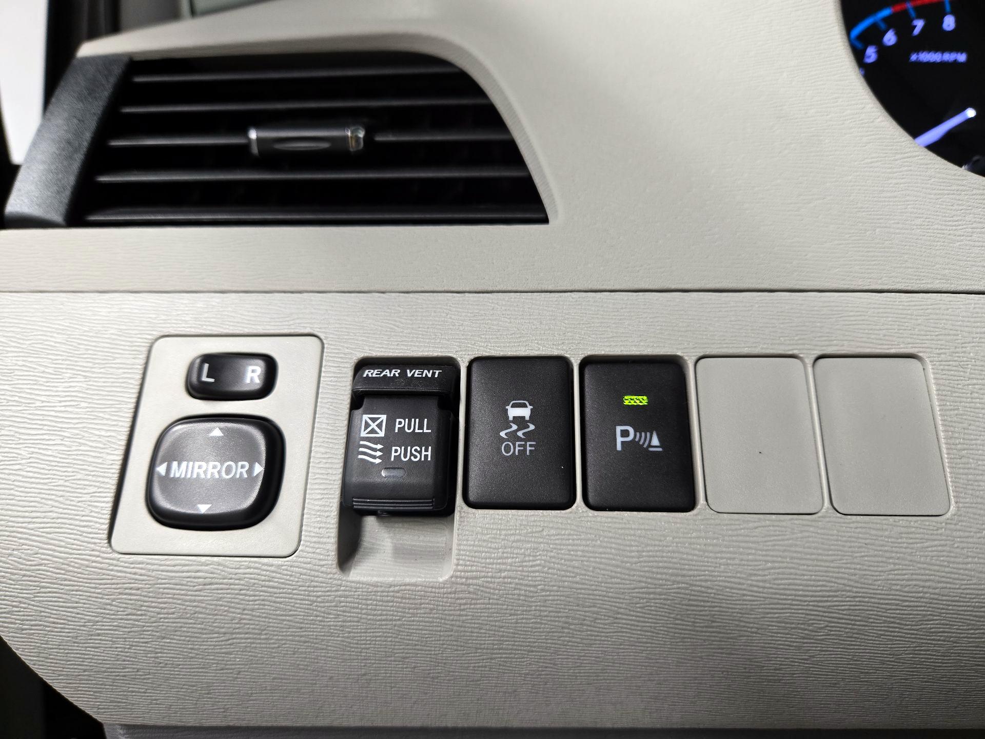 Thumbnail: 2013 Toyota Sienna - 13