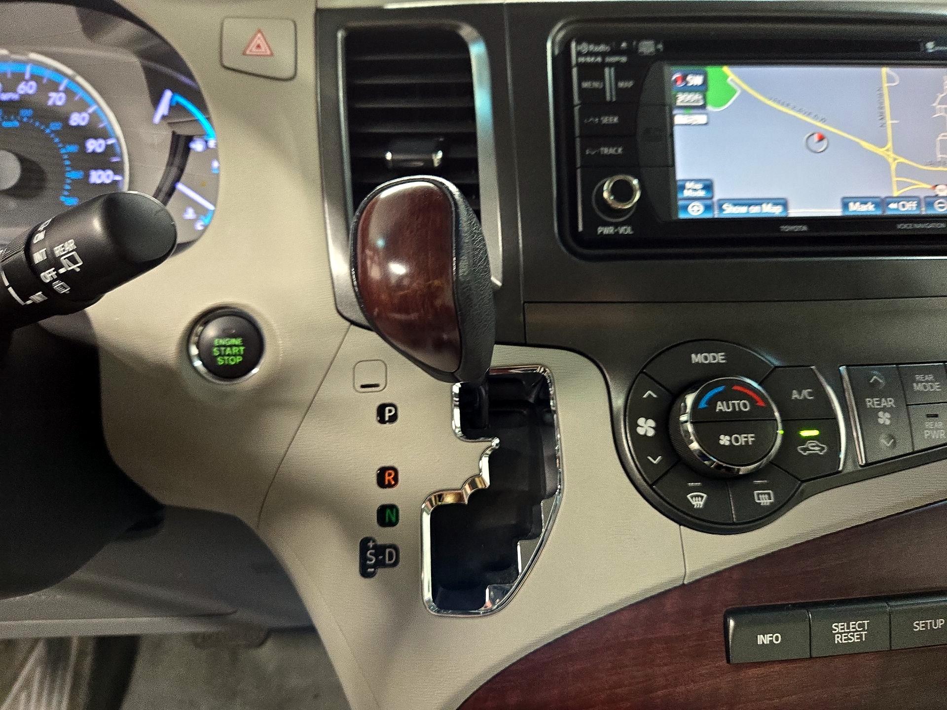 Thumbnail: 2013 Toyota Sienna - 18