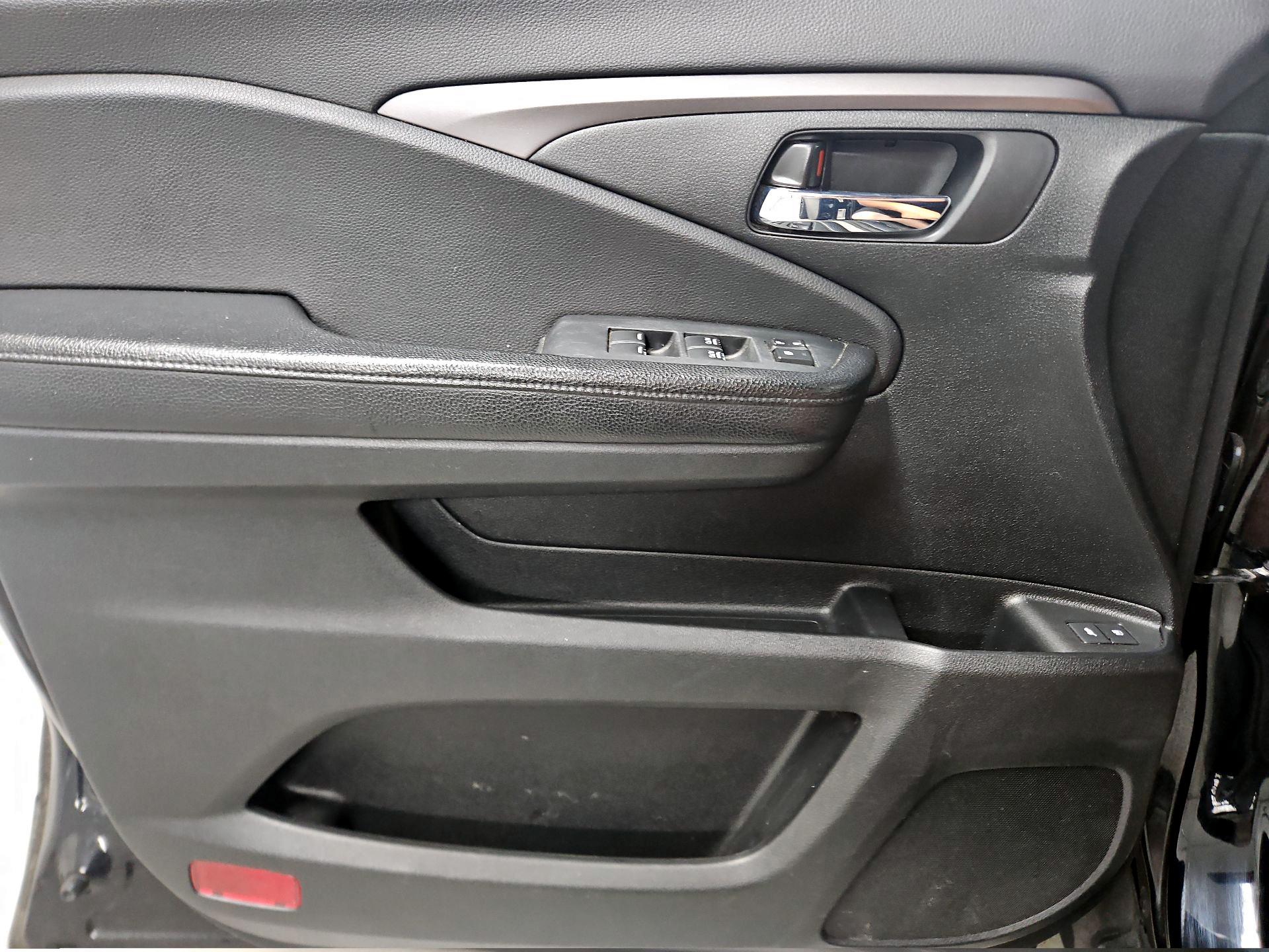 Thumbnail: 2016 Honda Pilot - 12