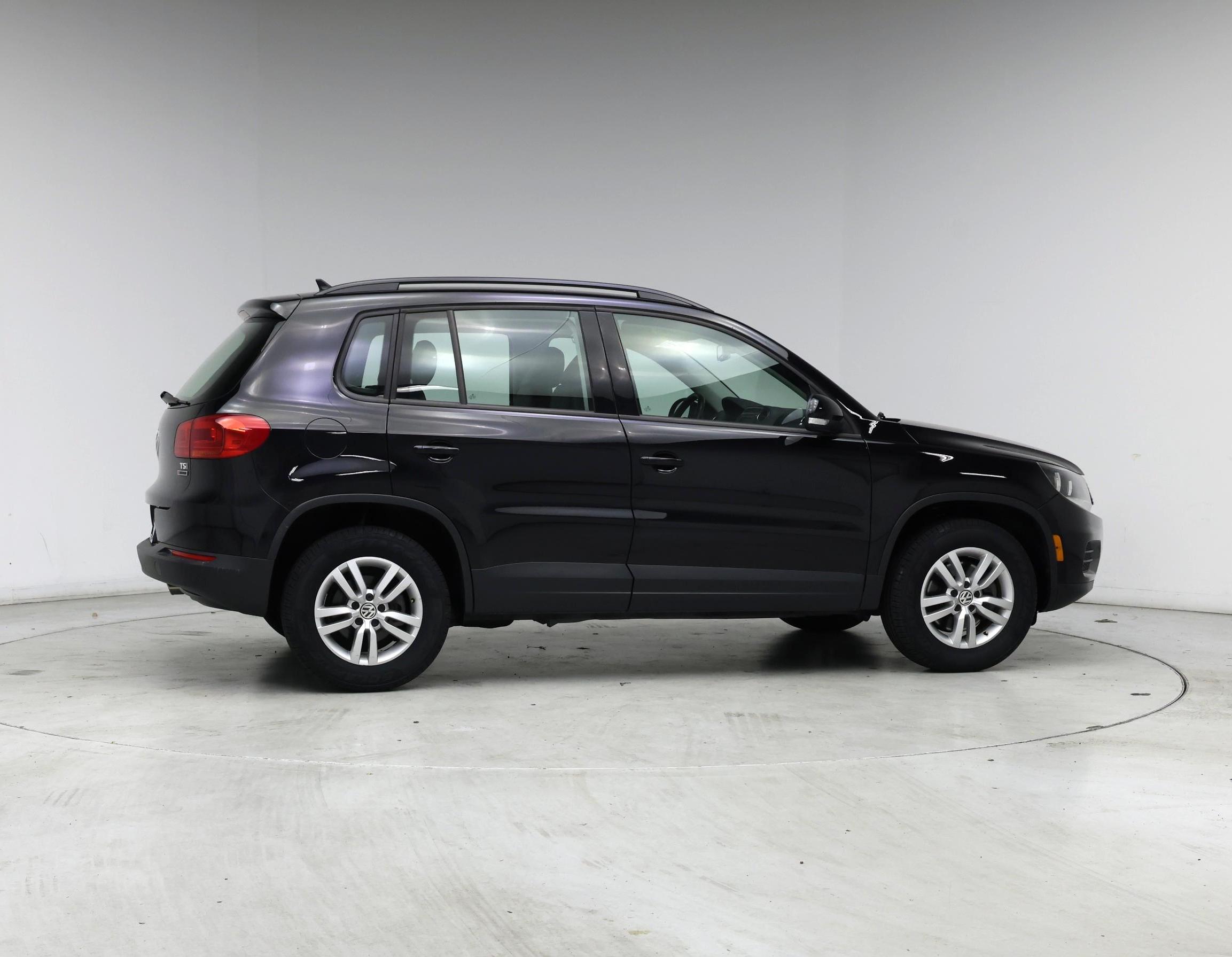 Thumbnail: 2017 Volkswagen Tiguan - 7