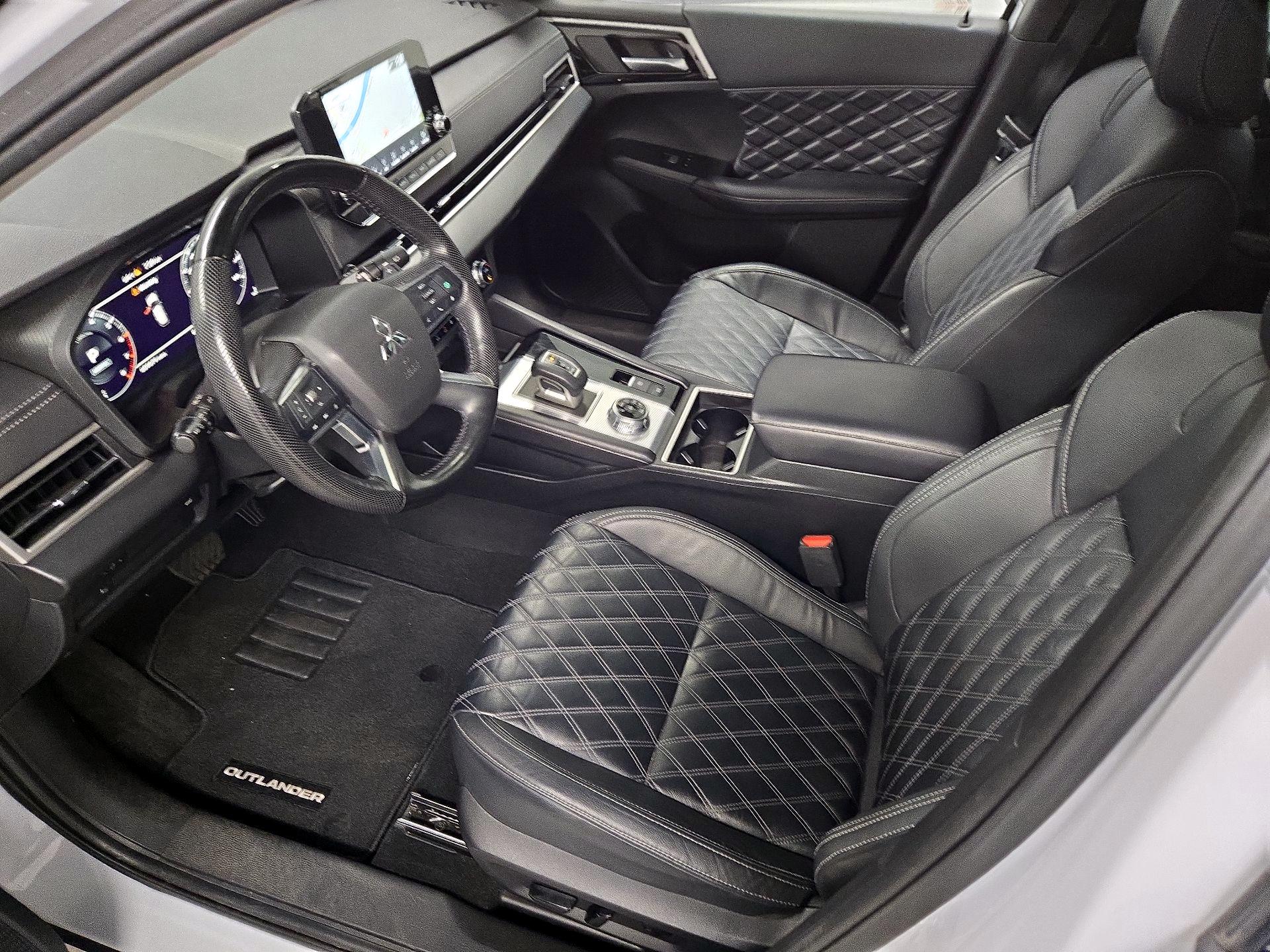 Thumbnail: 2023 Mitsubishi Outlander - 11
