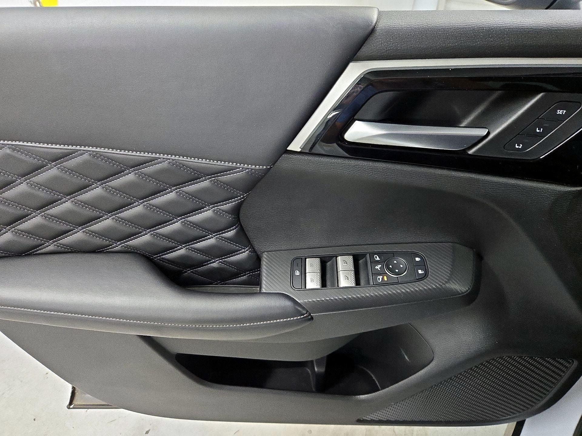 Thumbnail: 2023 Mitsubishi Outlander - 12