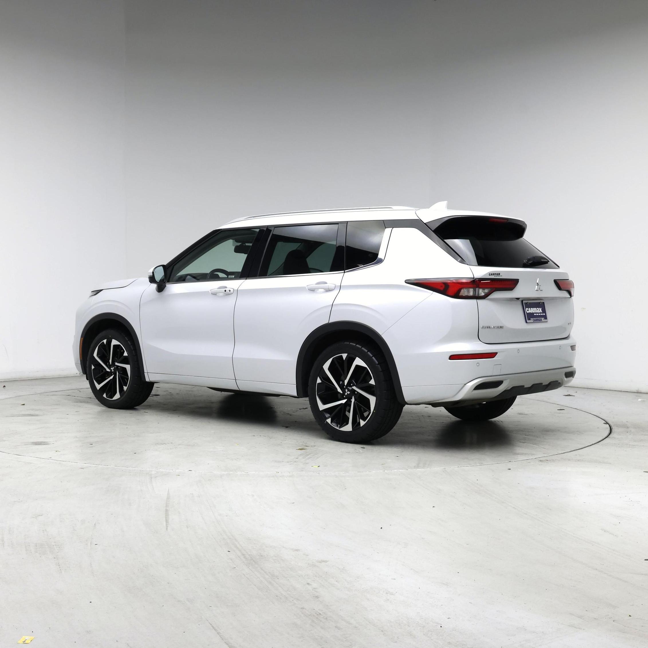 Thumbnail: 2023 Mitsubishi Outlander - 2