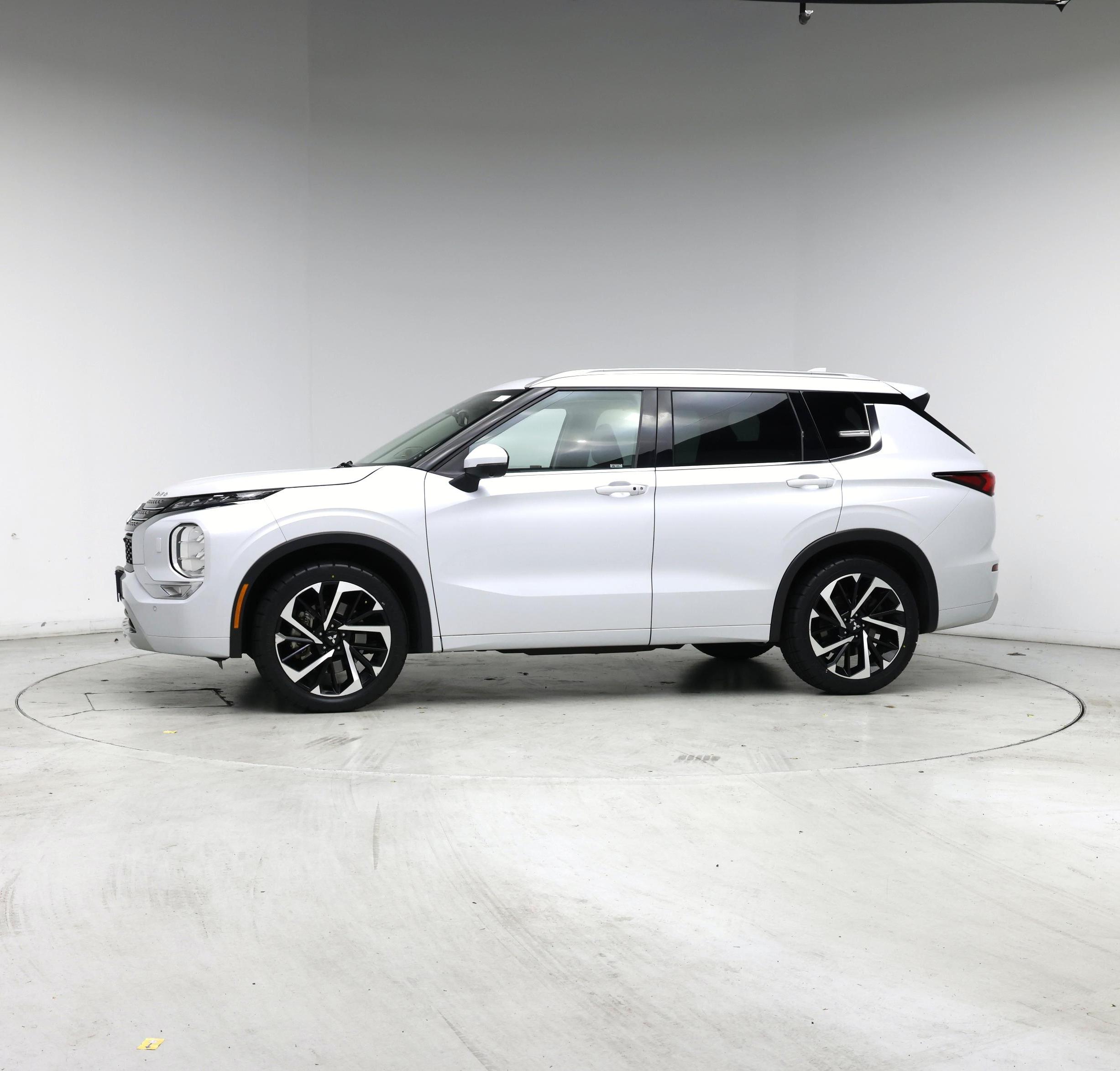 Thumbnail: 2023 Mitsubishi Outlander - 3