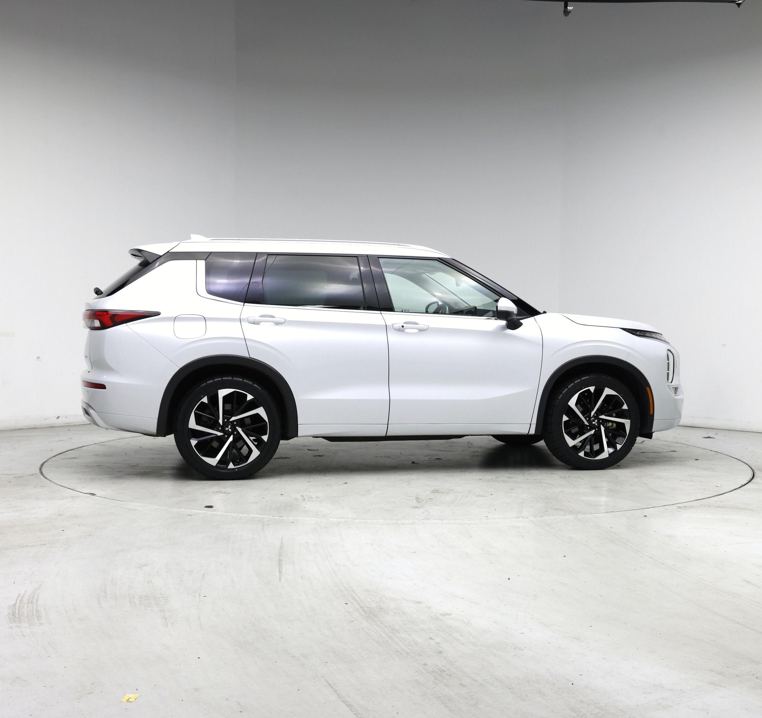 Thumbnail: 2023 Mitsubishi Outlander - 7