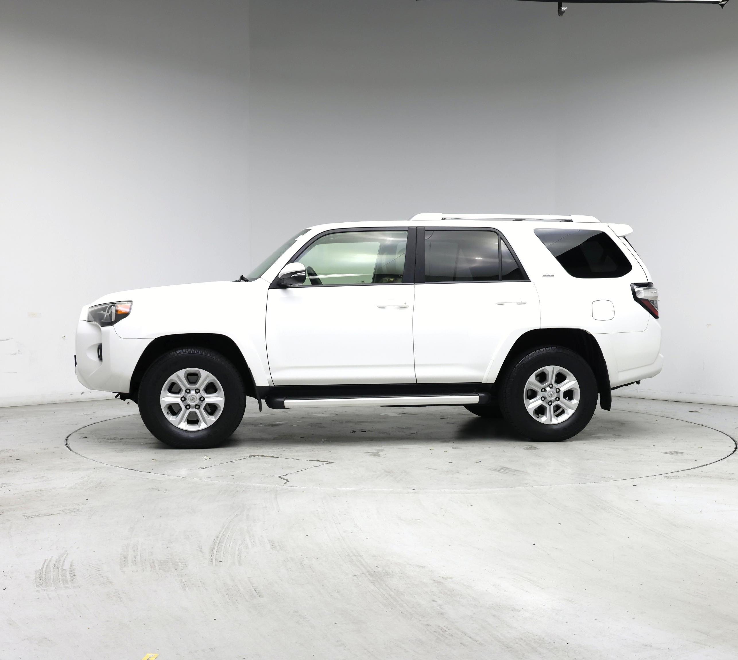 Thumbnail: 2017 Toyota 4Runner - 3
