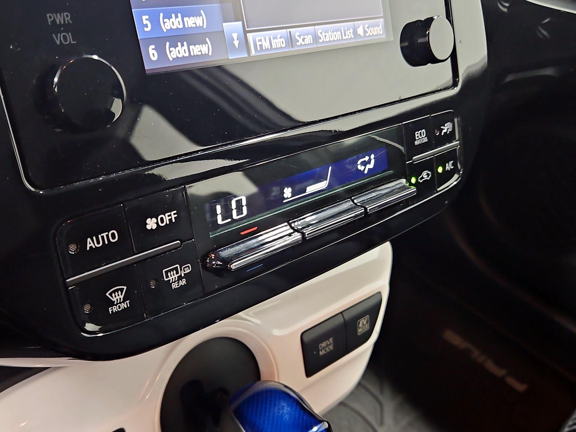 Thumbnail: 2017 Toyota Prius - 16