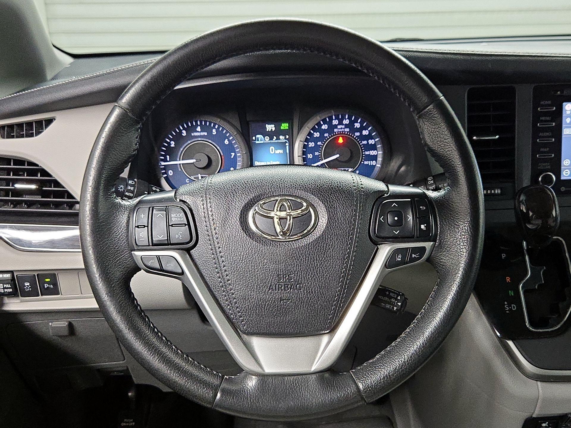 Thumbnail: 2020 Toyota Sienna - 10