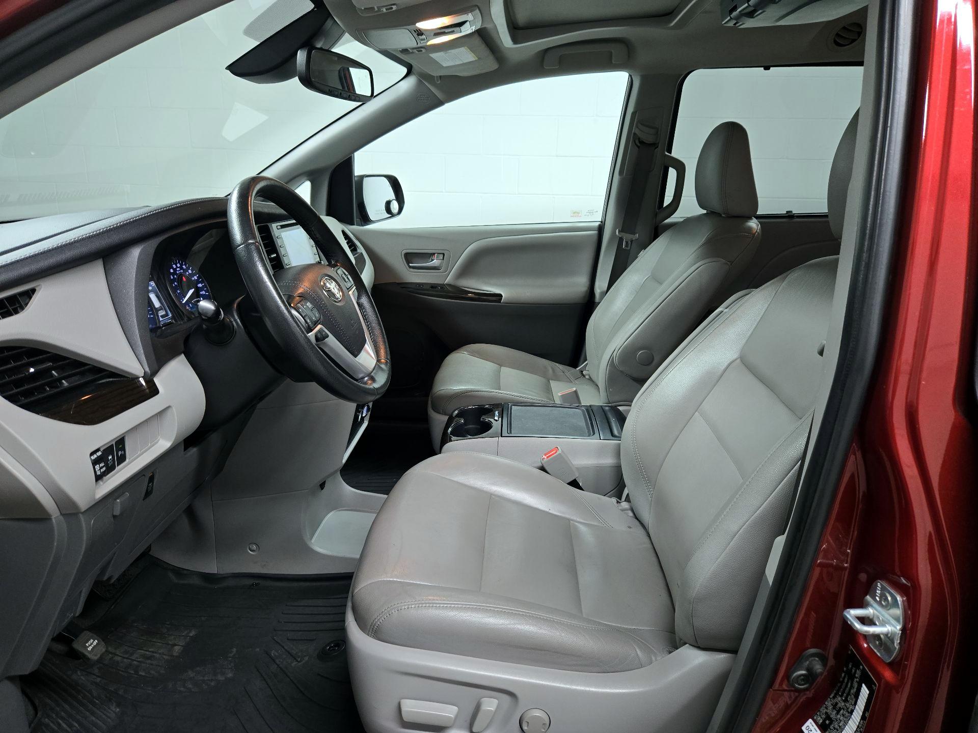 Thumbnail: 2020 Toyota Sienna - 11