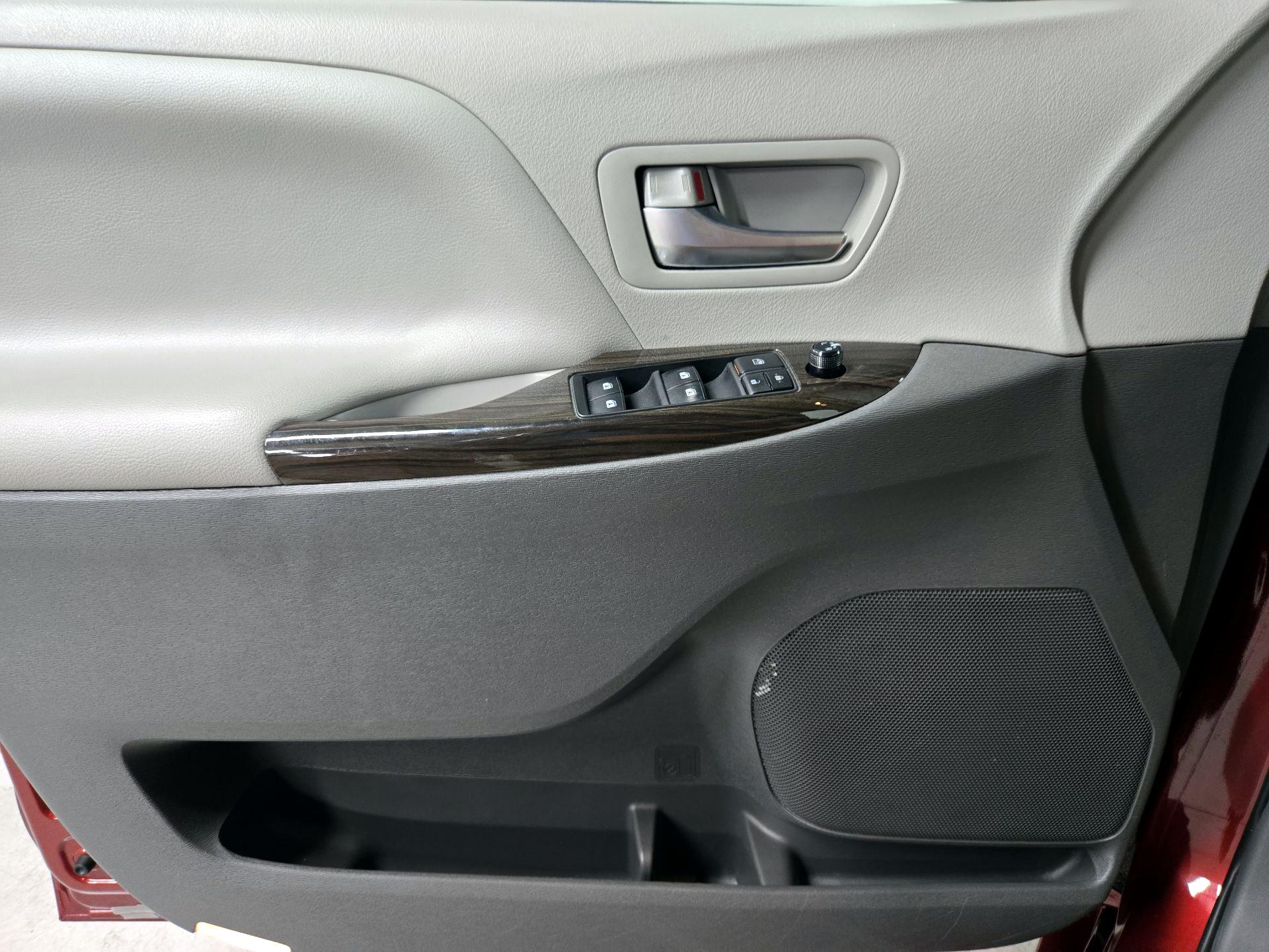 Thumbnail: 2020 Toyota Sienna - 12