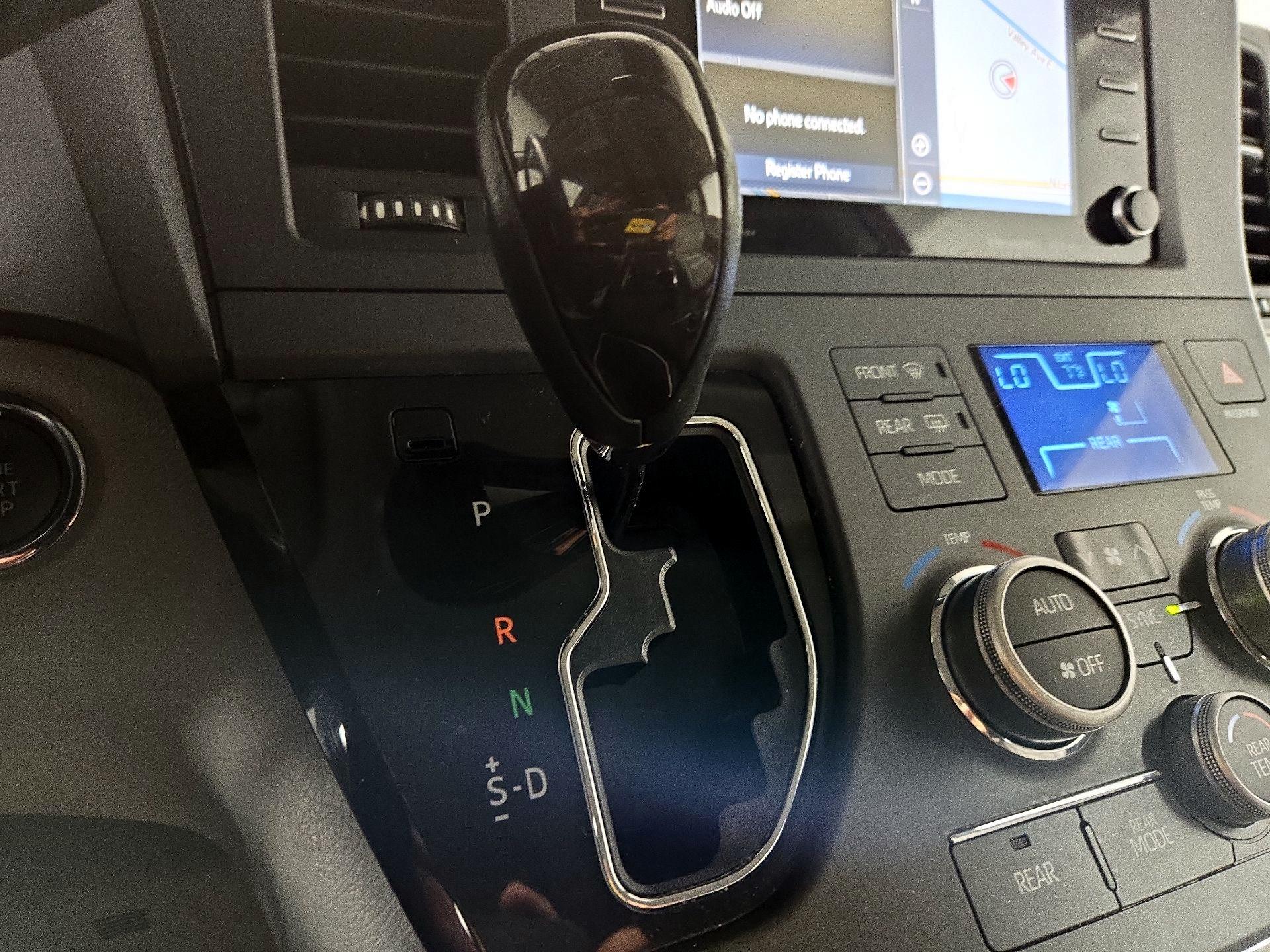 Thumbnail: 2020 Toyota Sienna - 18