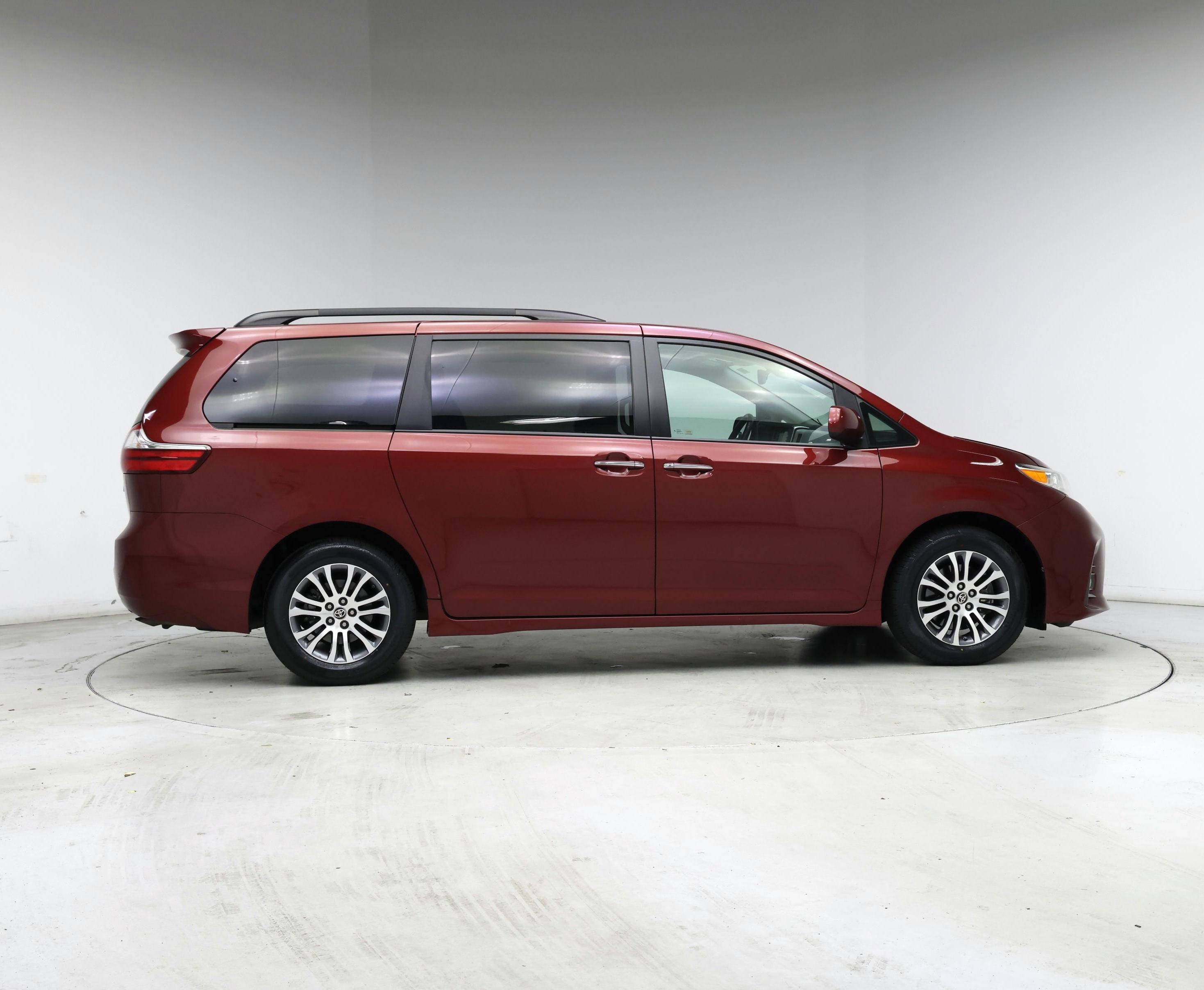 Thumbnail: 2020 Toyota Sienna - 7
