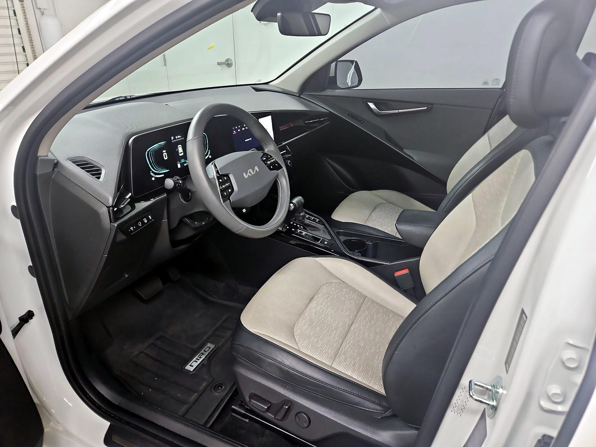 Thumbnail: 2023 Kia Niro - 11
