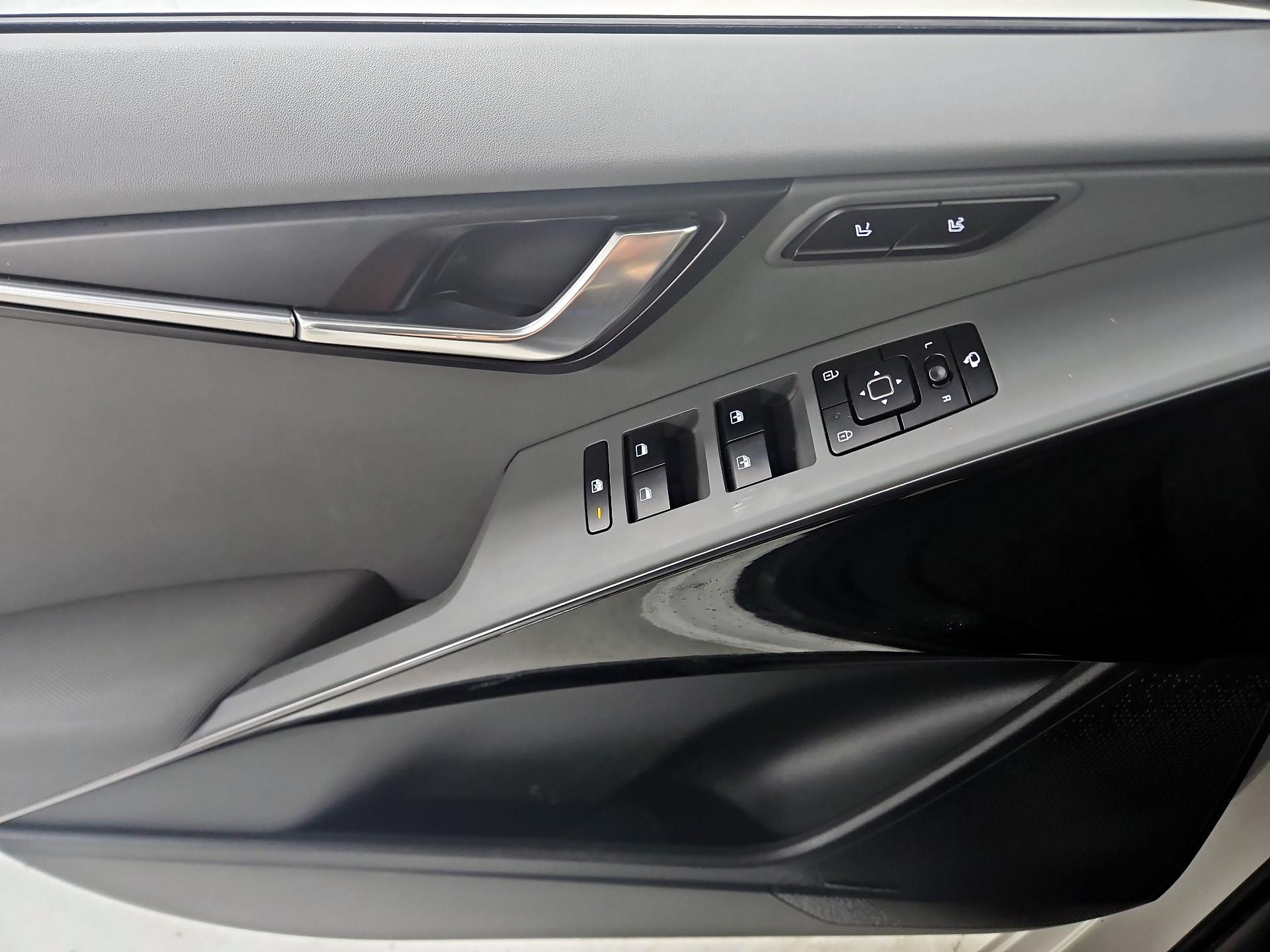 Thumbnail: 2023 Kia Niro - 12