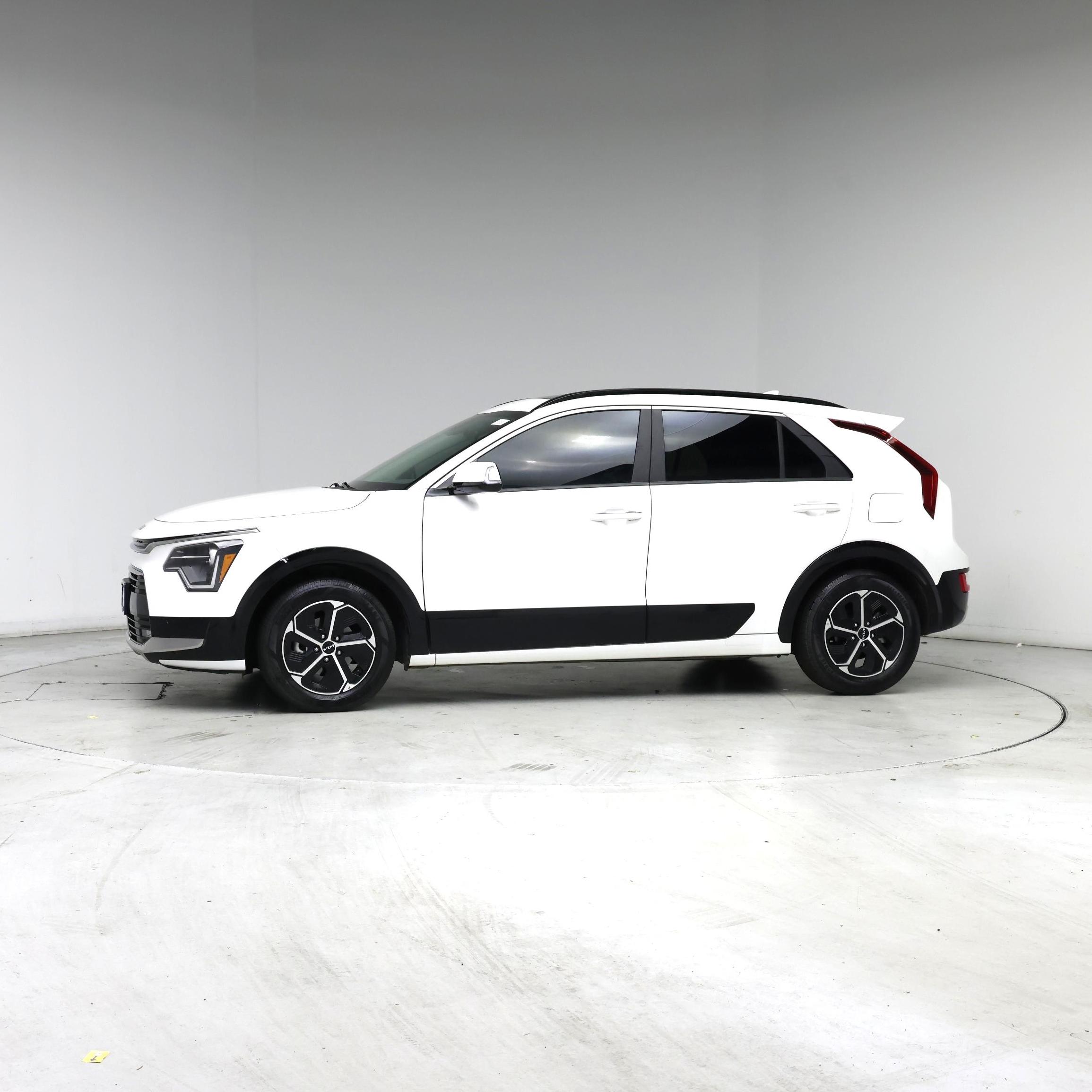 Thumbnail: 2023 Kia Niro - 3