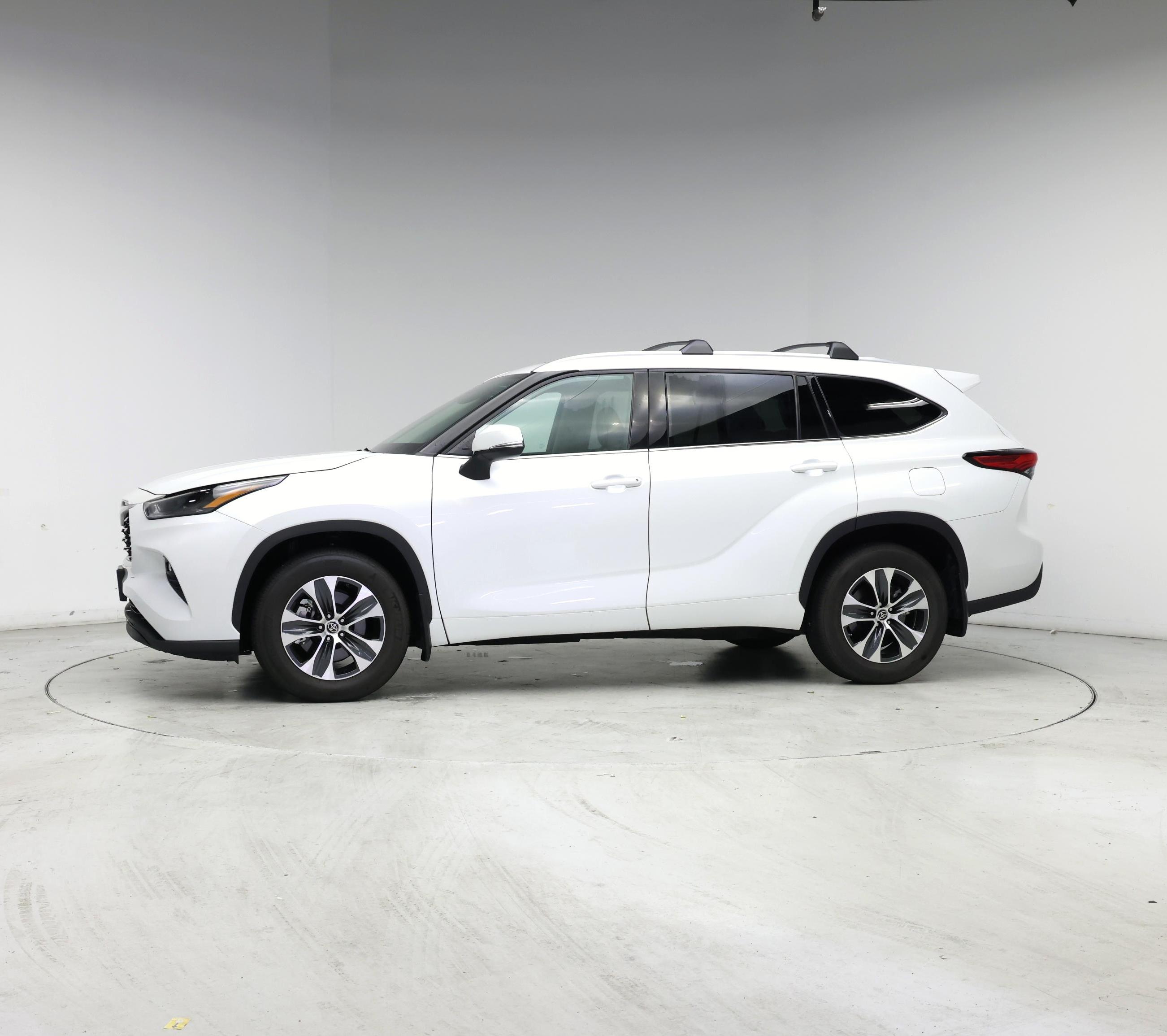 Thumbnail: 2022 Toyota Highlander - 3