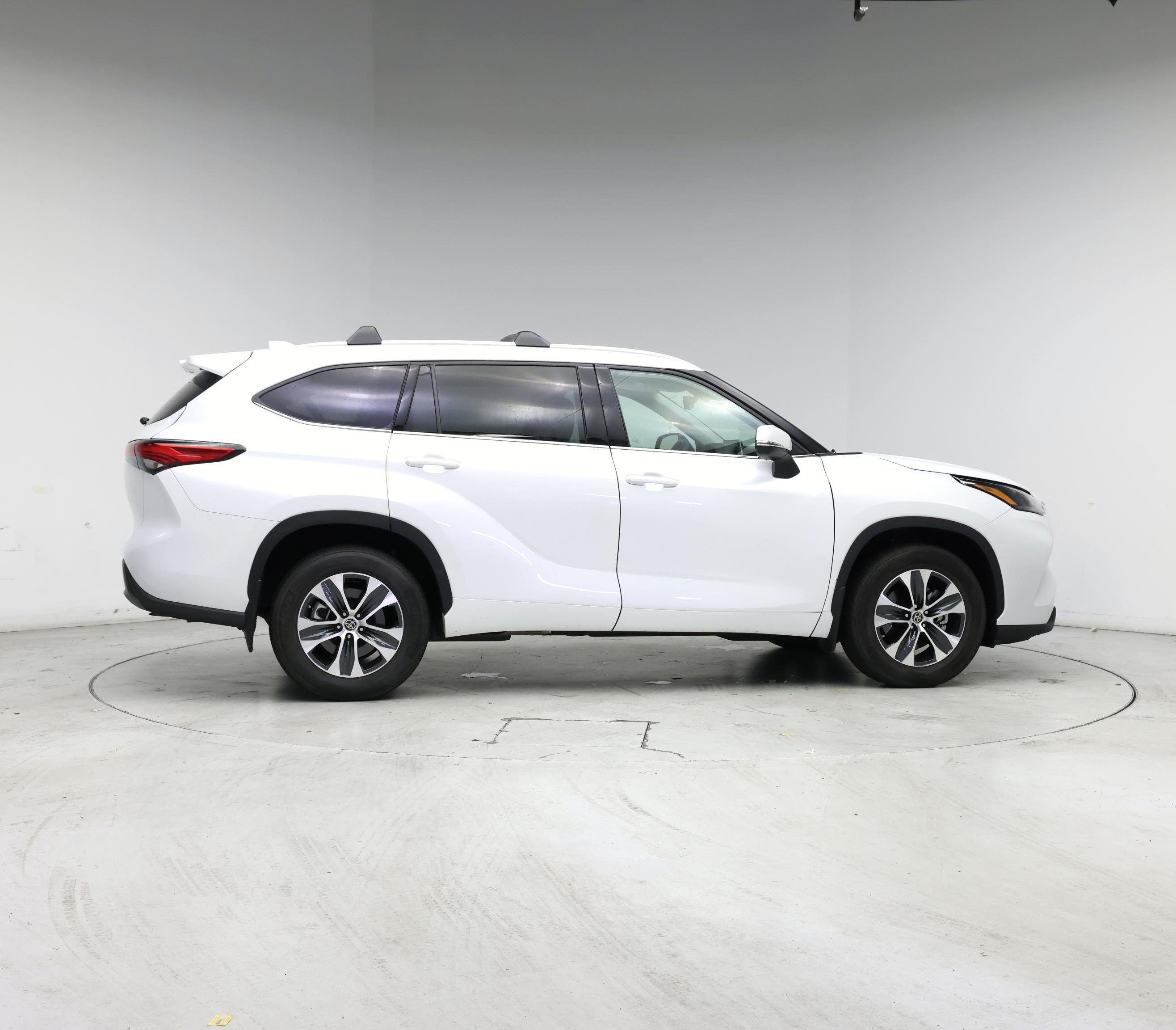 Thumbnail: 2022 Toyota Highlander - 7