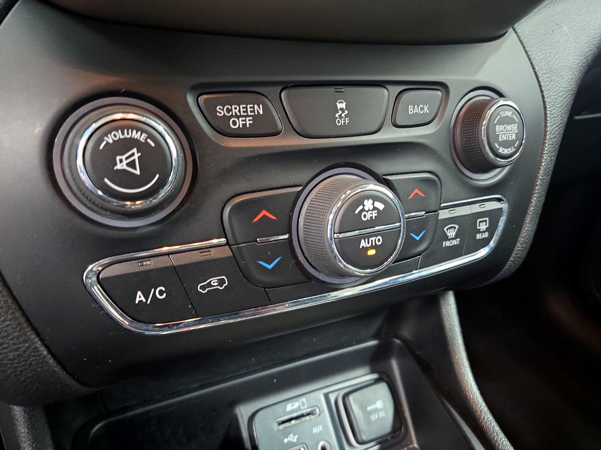 Thumbnail: 2017 Jeep Cherokee - 16