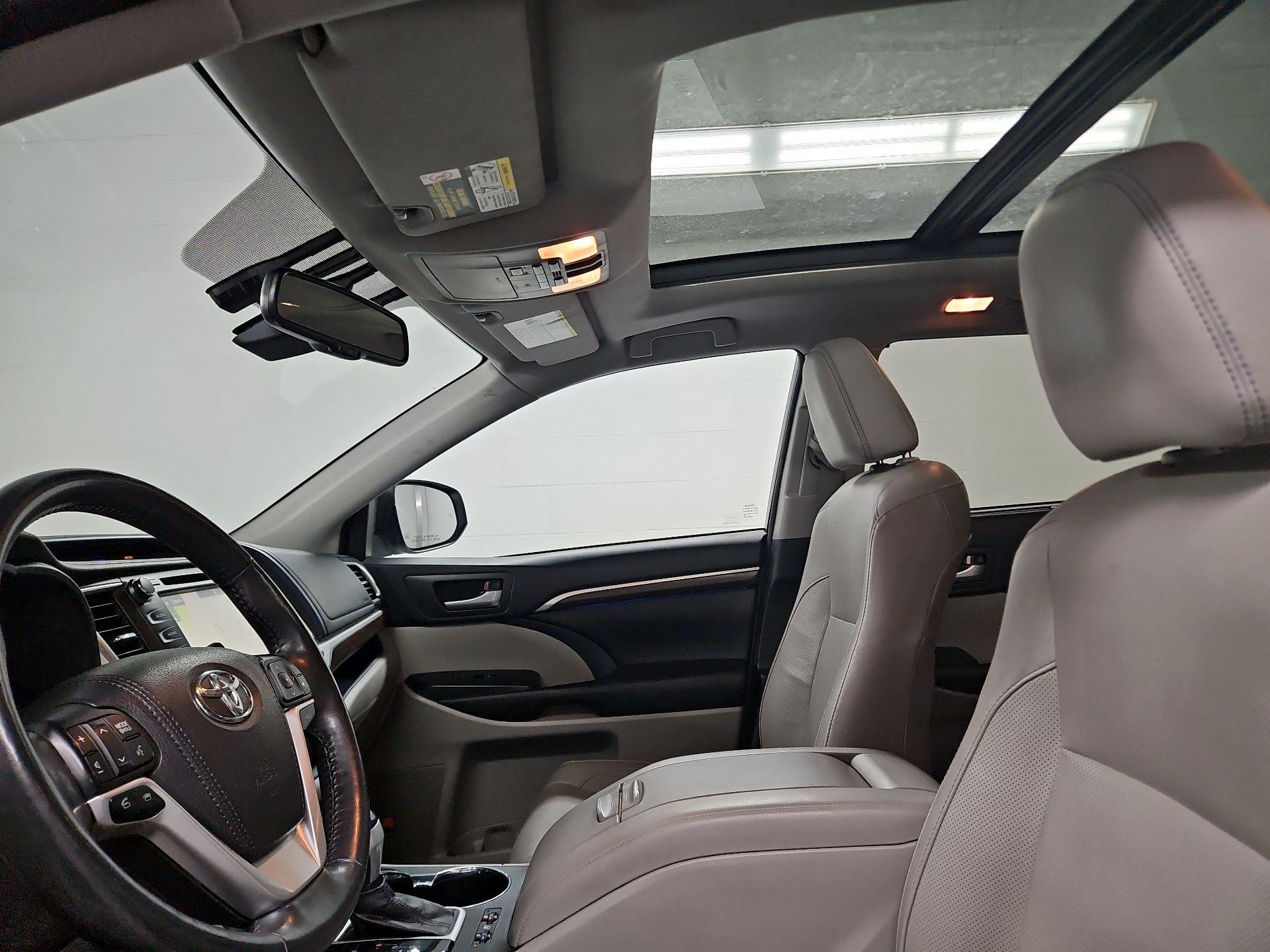 Thumbnail: 2016 Toyota Highlander - 20