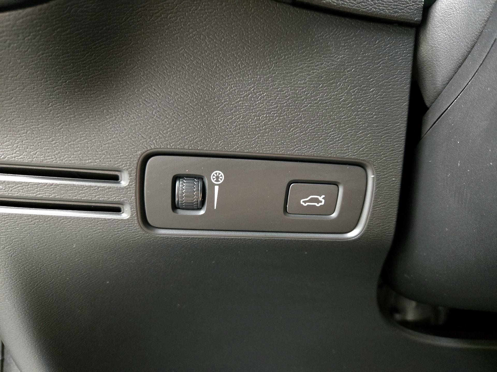 Thumbnail: 2021 Volvo XC40 - 13